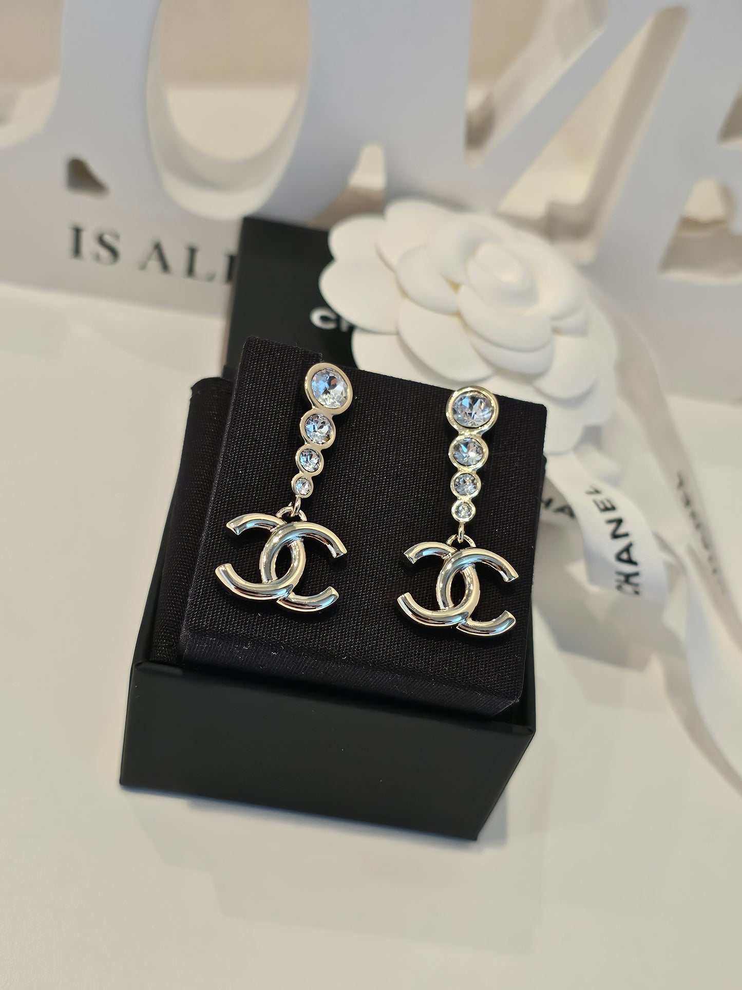 ABE124 Chanel øreringe- CC pendant with stones.