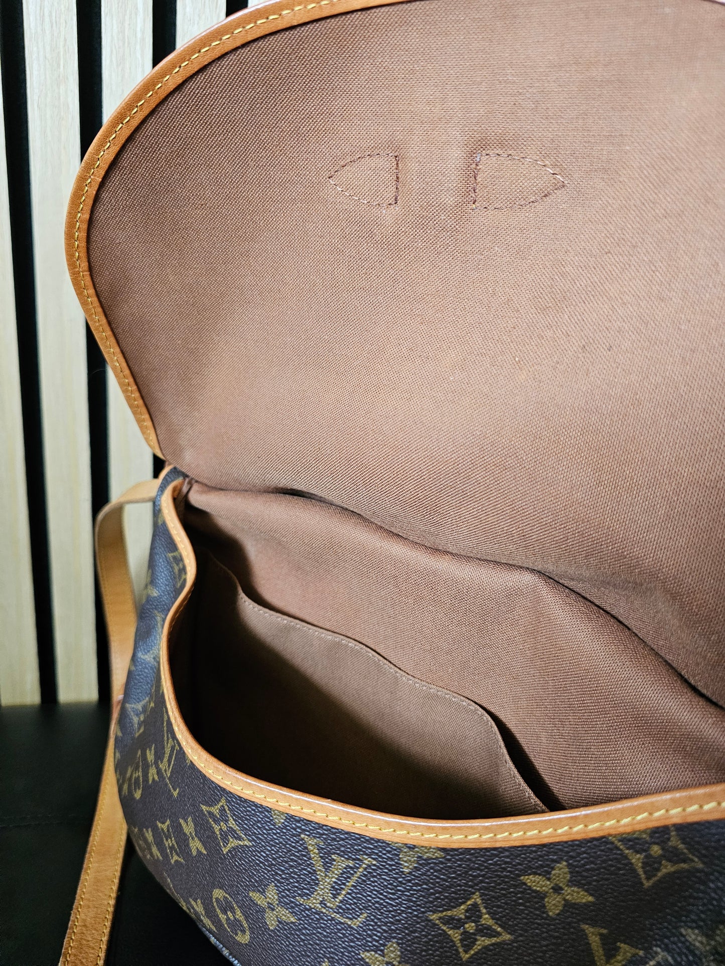 M42256 - Louis Vuitton - Saumur 30 monogram kanvas.