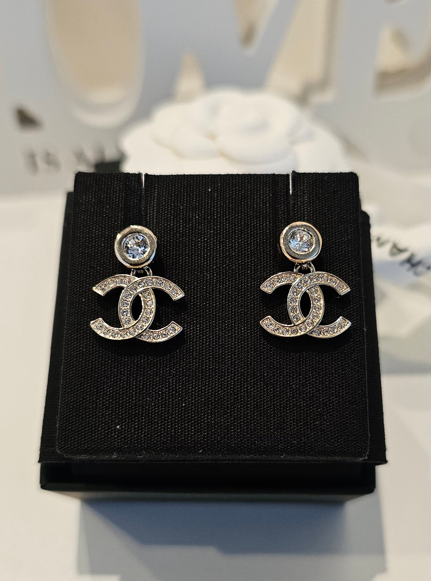 ABC190 Chanel øreringe - Small CC pendant Golden with stones.