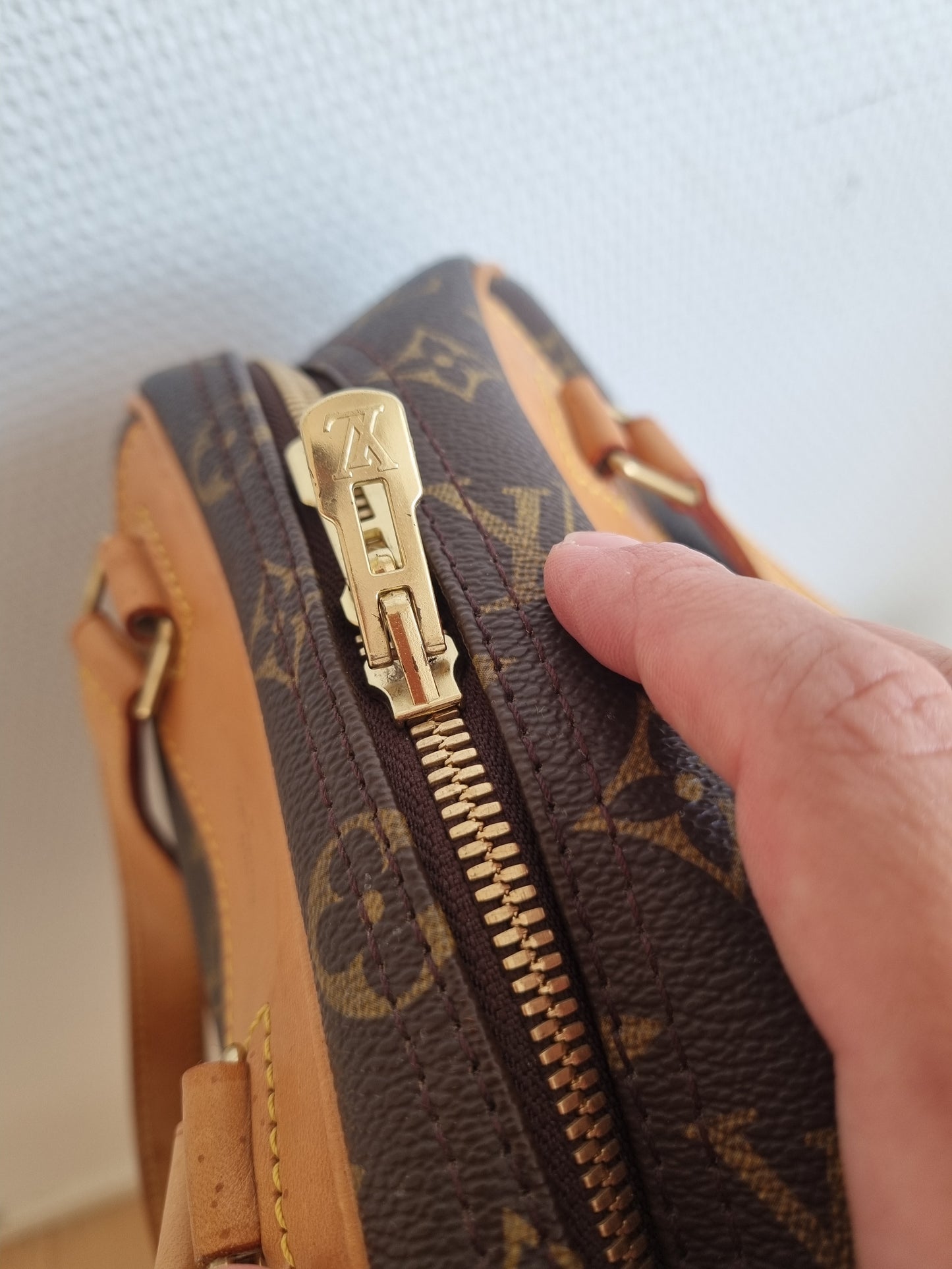M41450 - Louis Vuitton Excursion Shoe Case handbag.