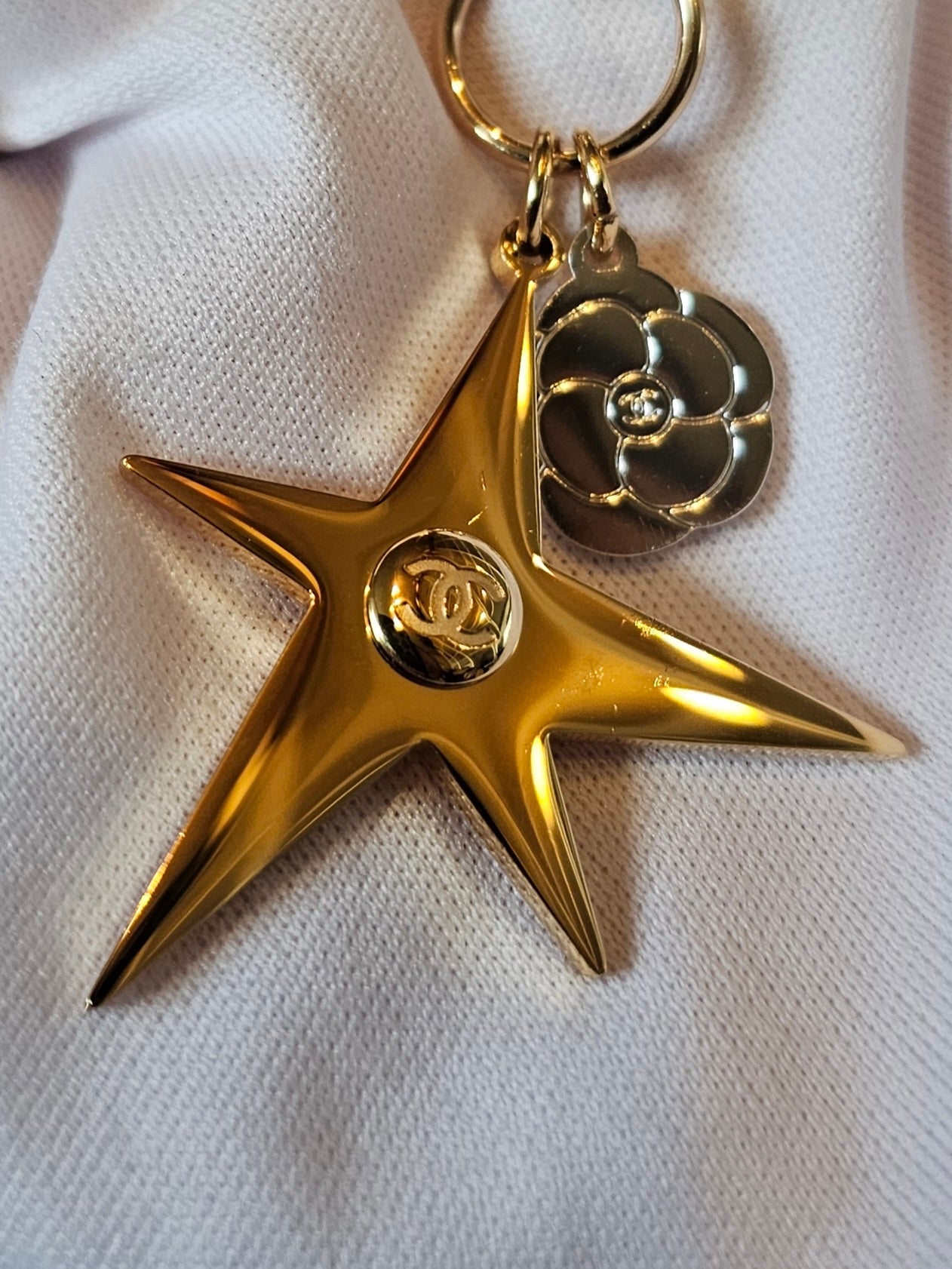 Chanel vedhæng i guld med kæde.