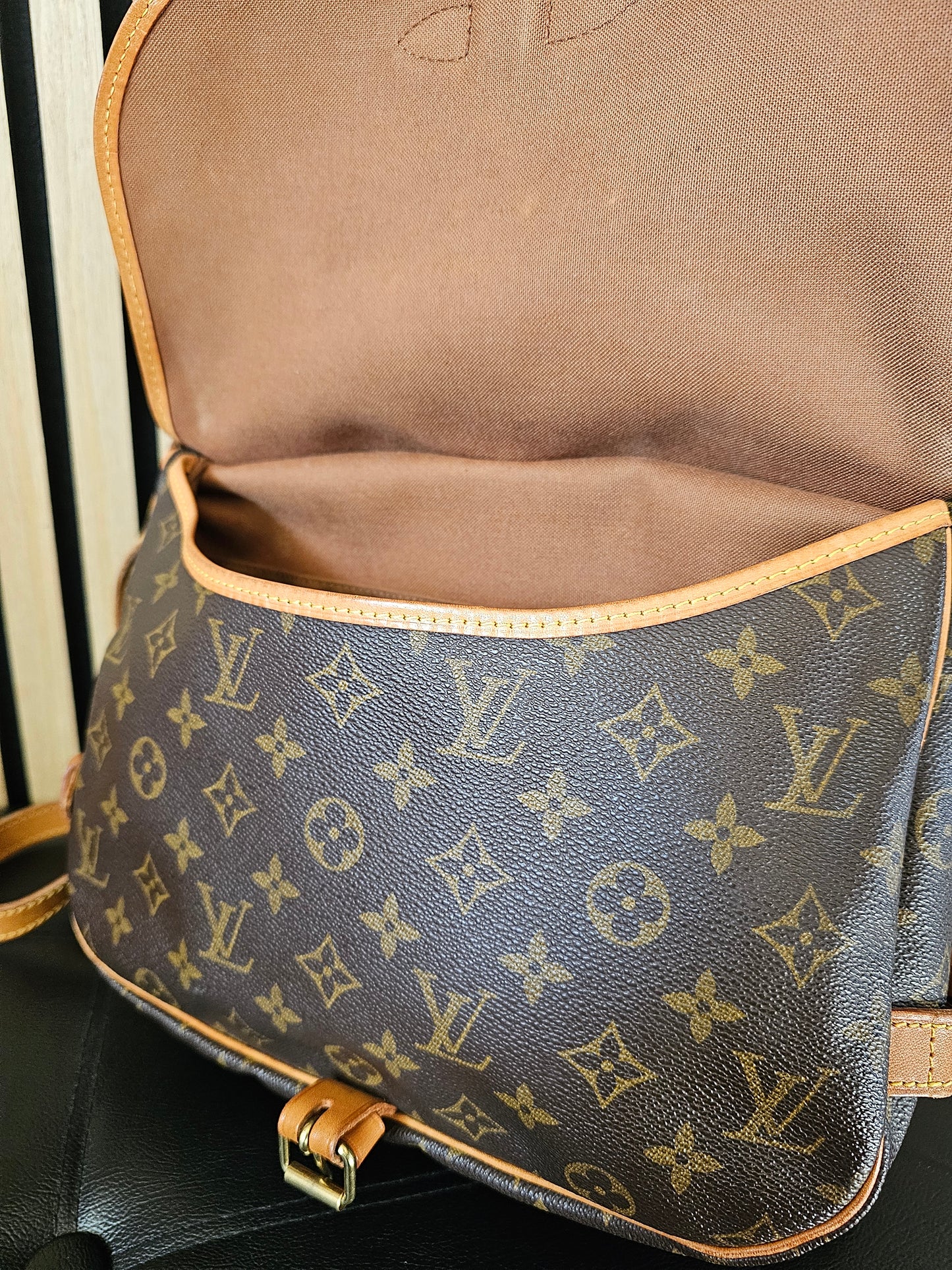 M42256 - Louis Vuitton - Saumur 30 monogram kanvas.