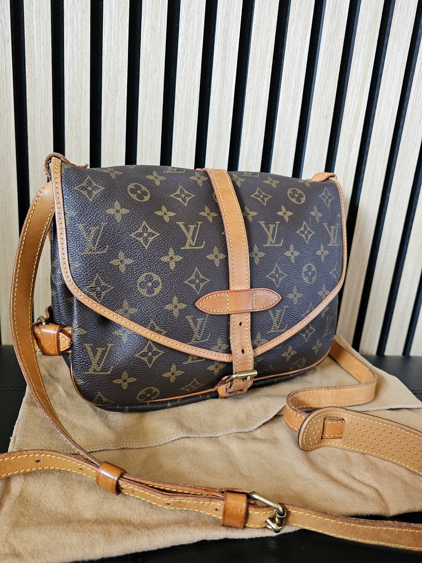 M42256 - Louis Vuitton - Saumur 30 monogram kanvas.