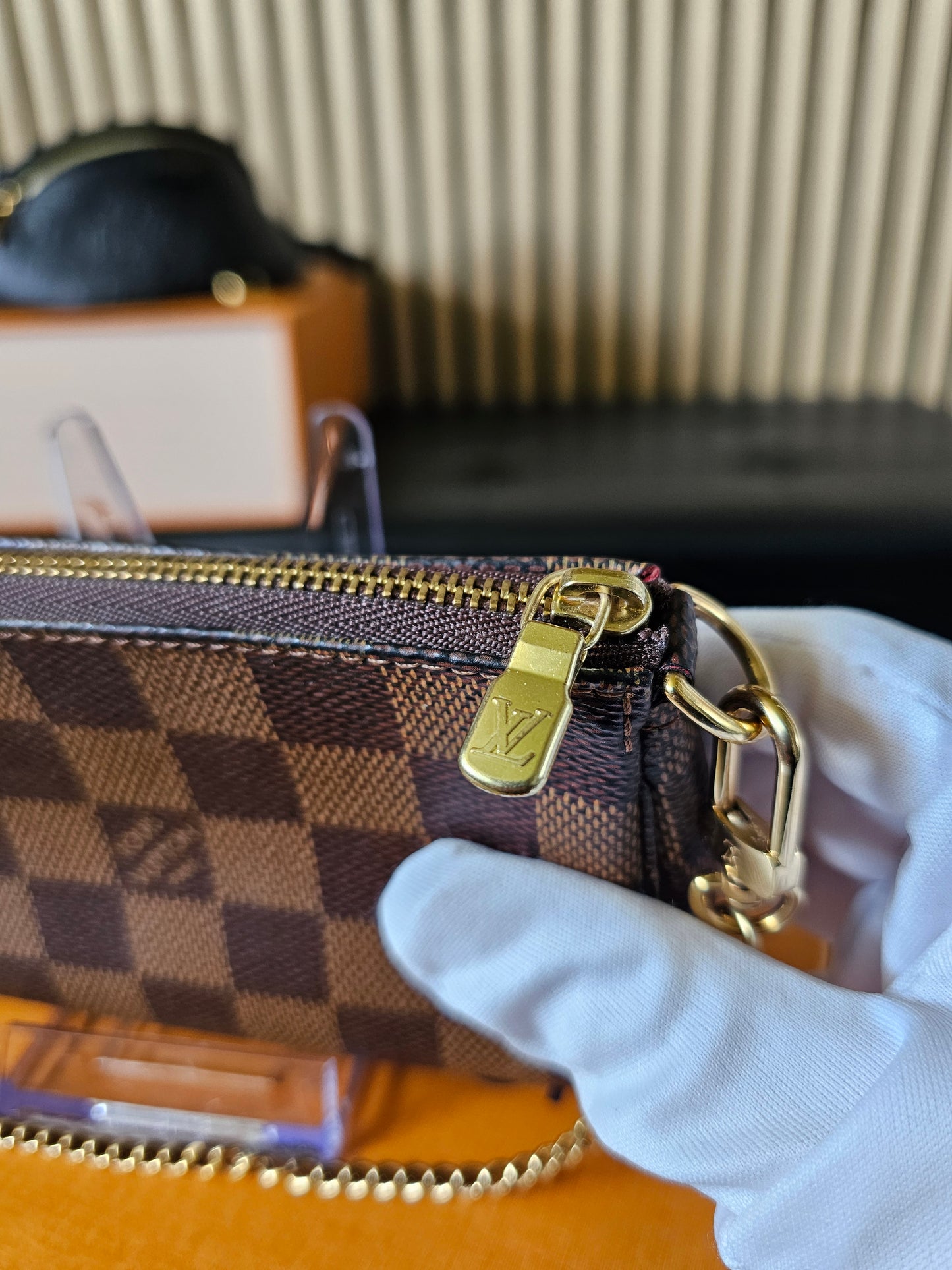 Louis Vuitton - mini pochette Acc. Damier ebene.