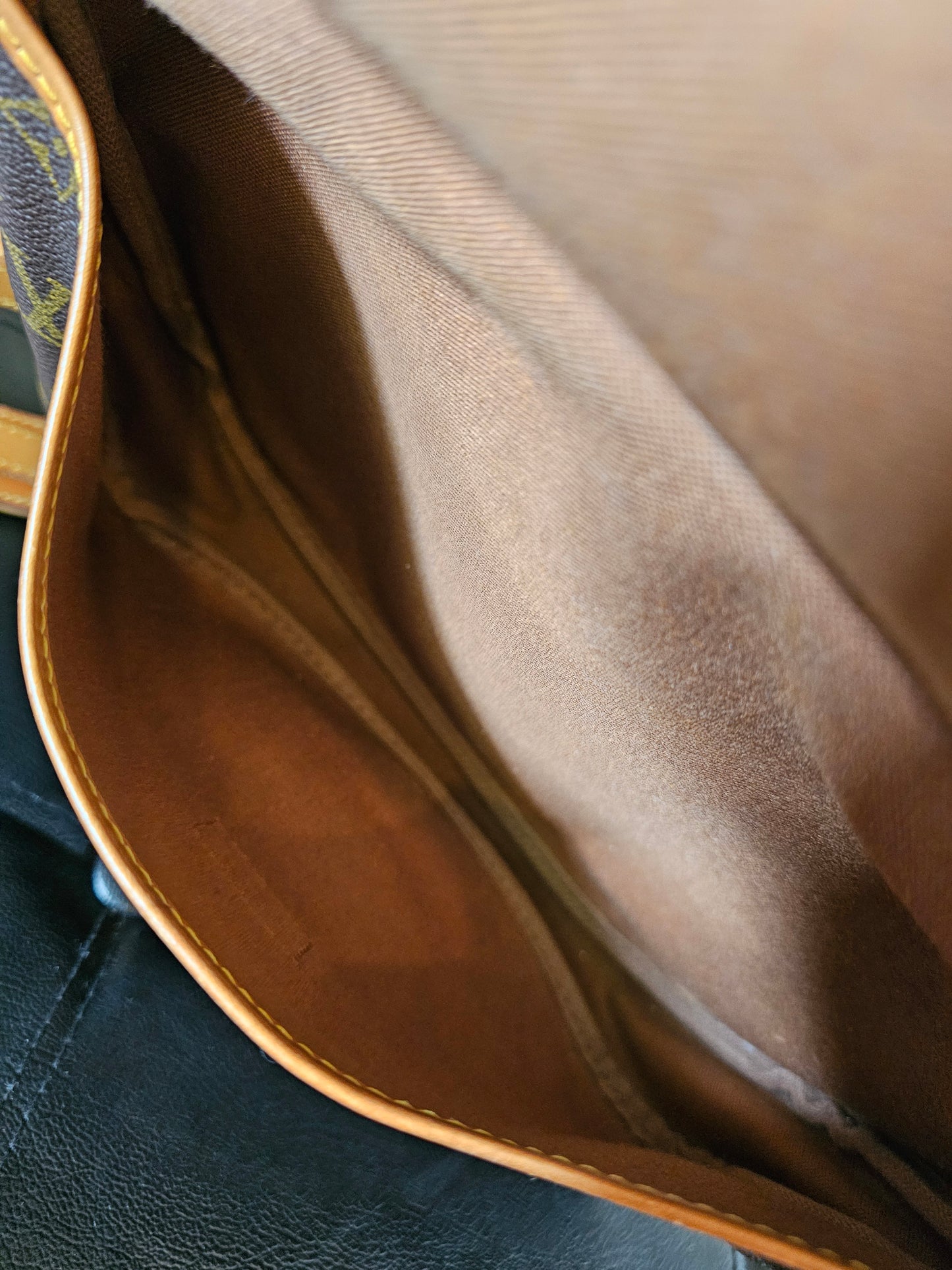 M42256 - Louis Vuitton - Saumur 30 monogram kanvas.