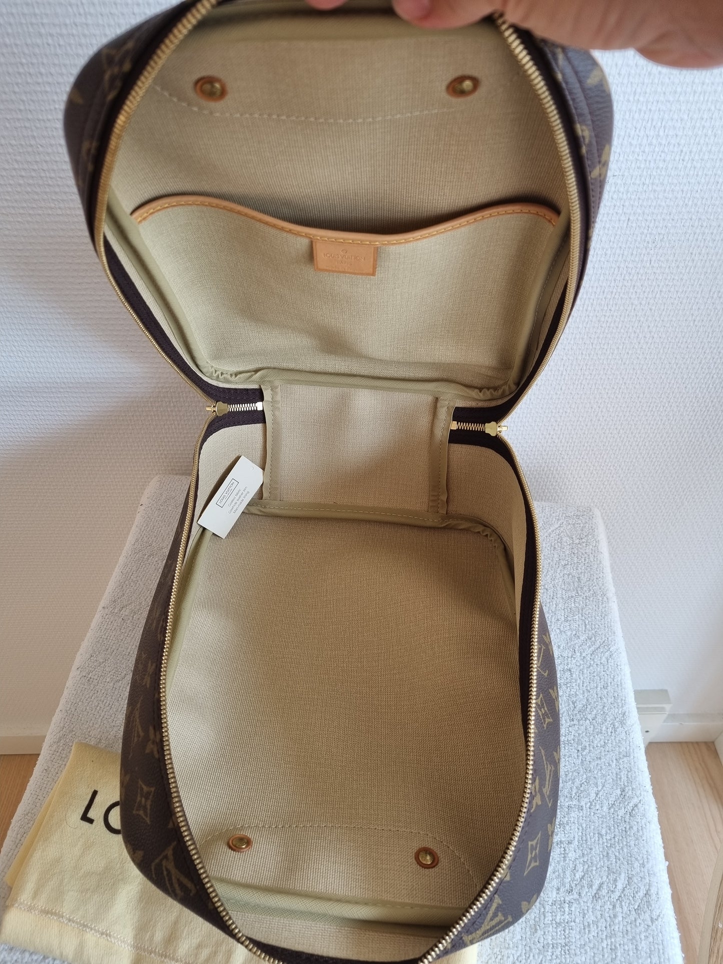 M41450 - Louis Vuitton Excursion Shoe Case handbag.