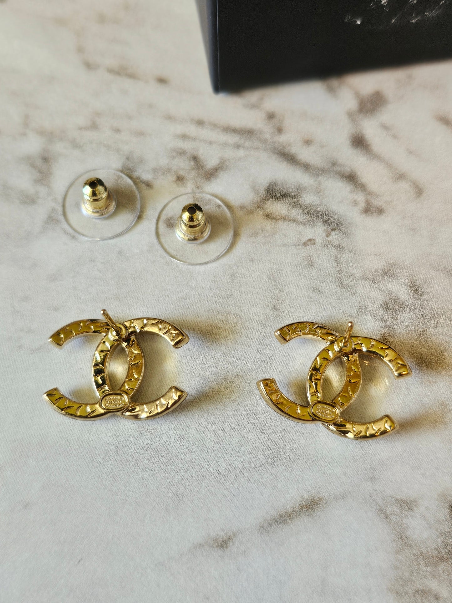 Chanel øreringe, Golden with stones.