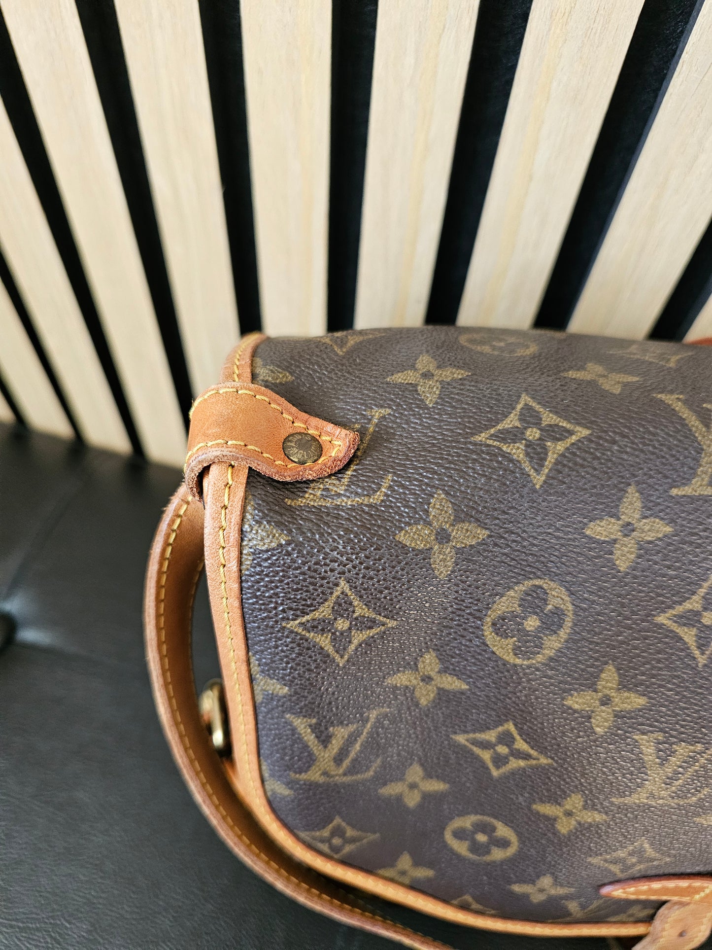 M42256 - Louis Vuitton - Saumur 30 monogram kanvas.