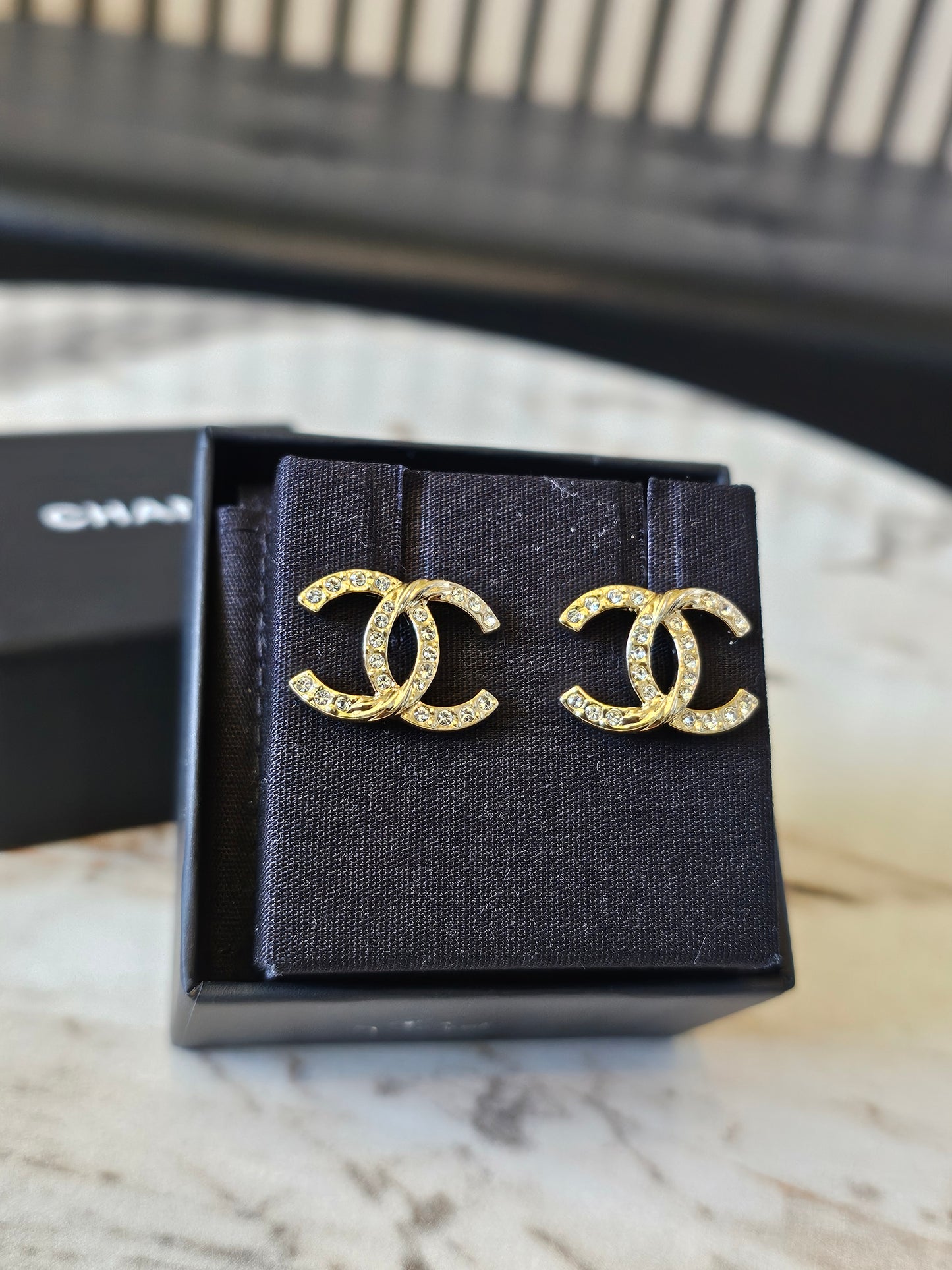 Chanel øreringe, Golden with stones.