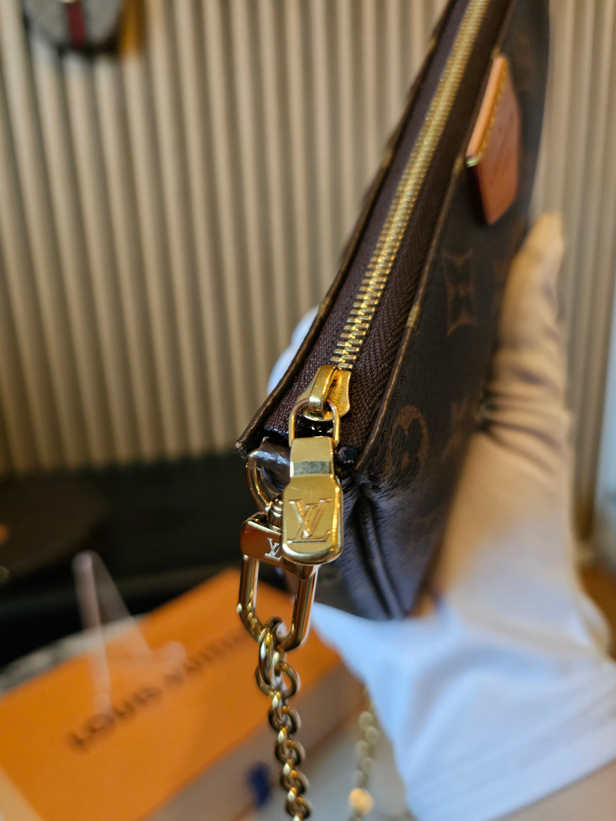 Louis Vuitton small pochette in monogram kanvas, with gold chain.
