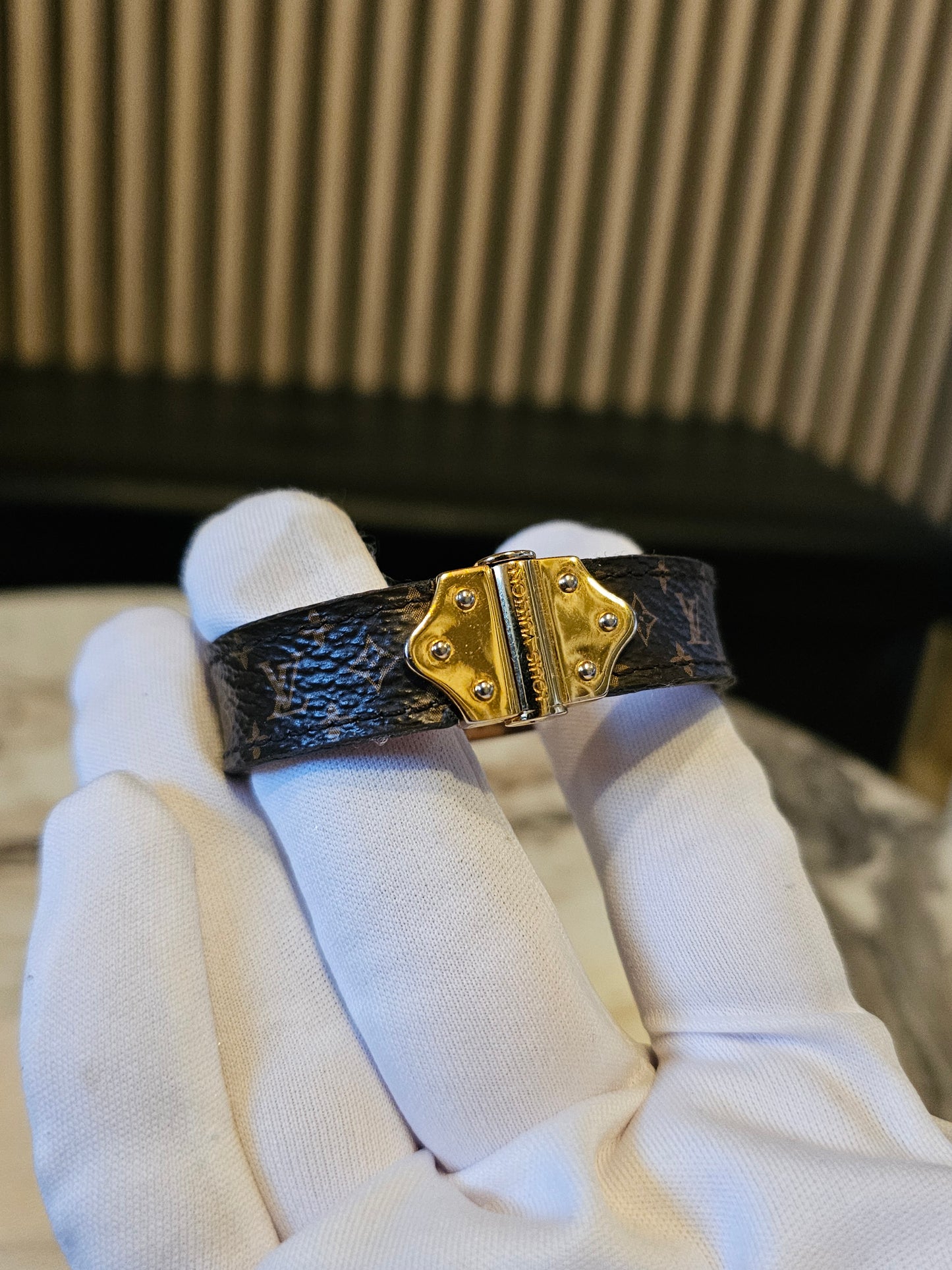 M6689 - Louis Vuitton bracelet nano monogram.