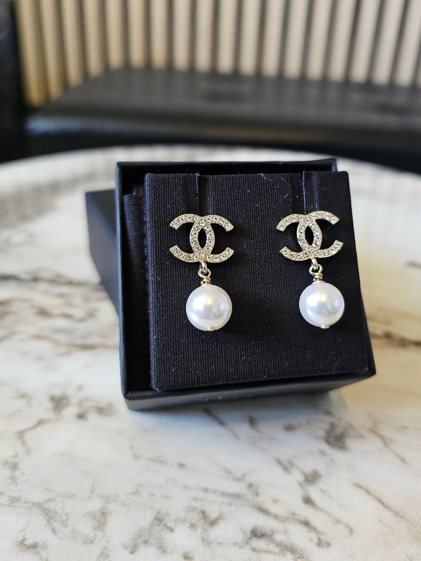 Chanel øreringe- pendant Golden with crystals and pearl.