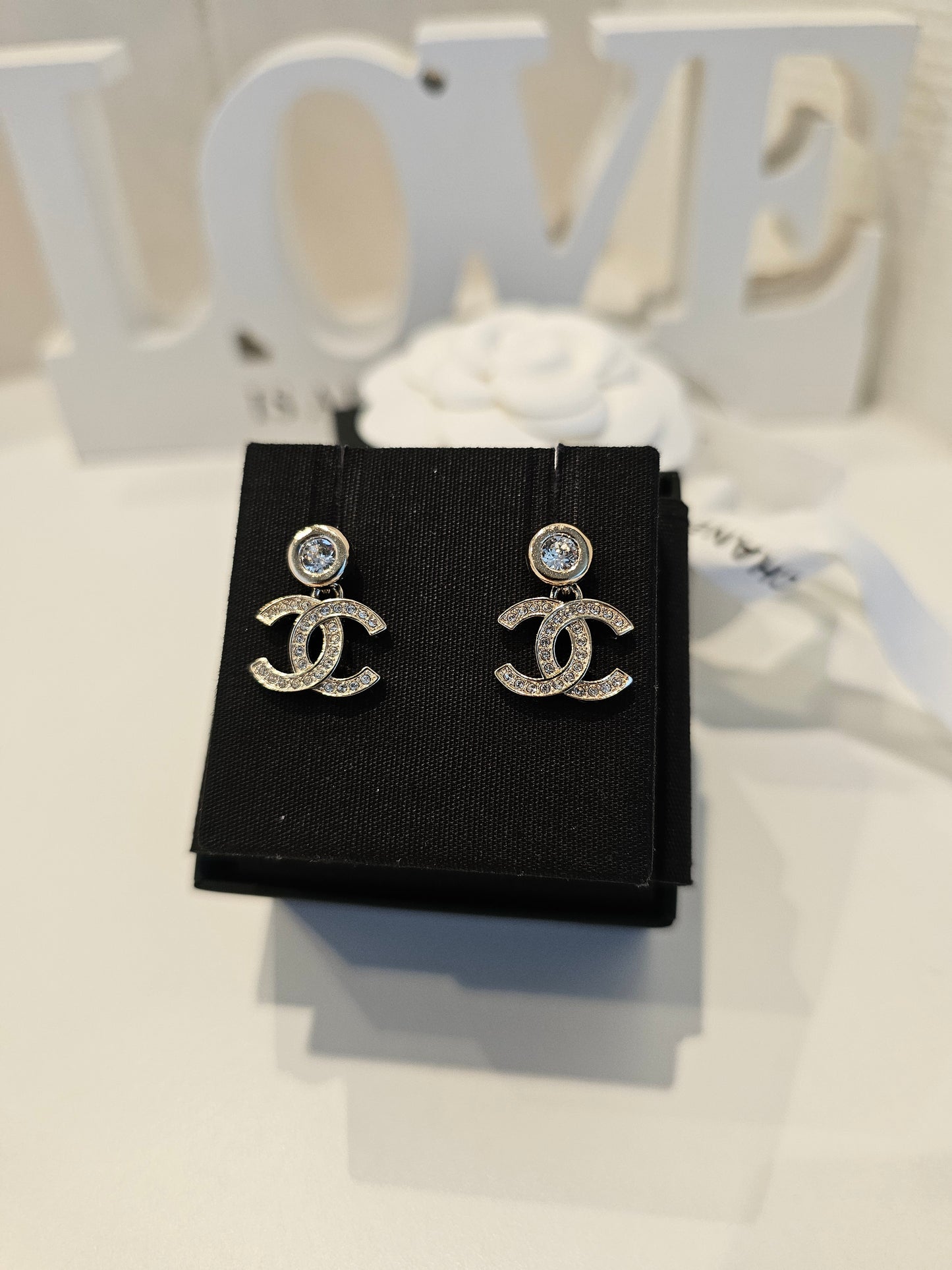 ABC190 Chanel øreringe - Small CC pendant Golden with stones.