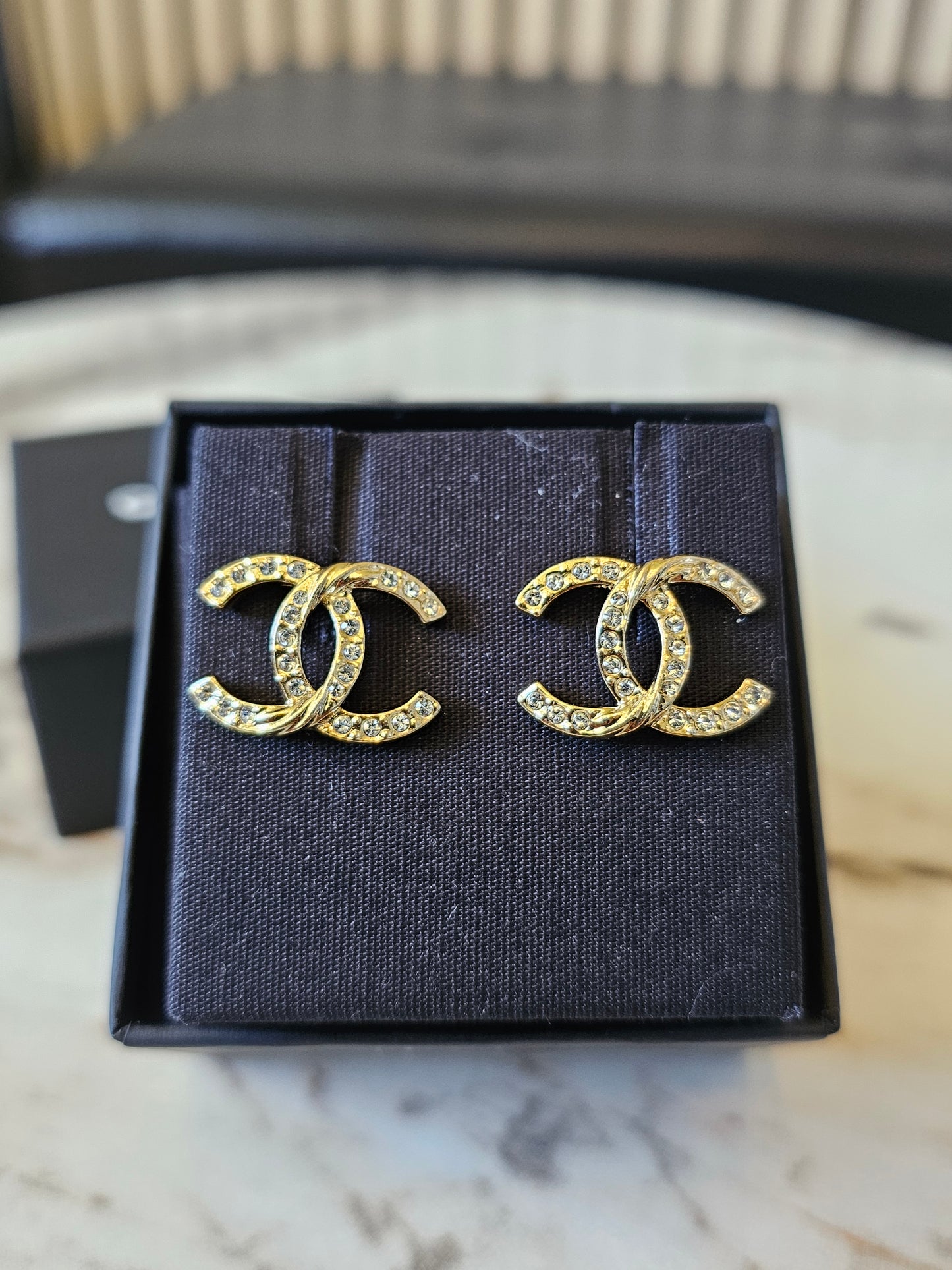 Chanel øreringe, Golden with stones.