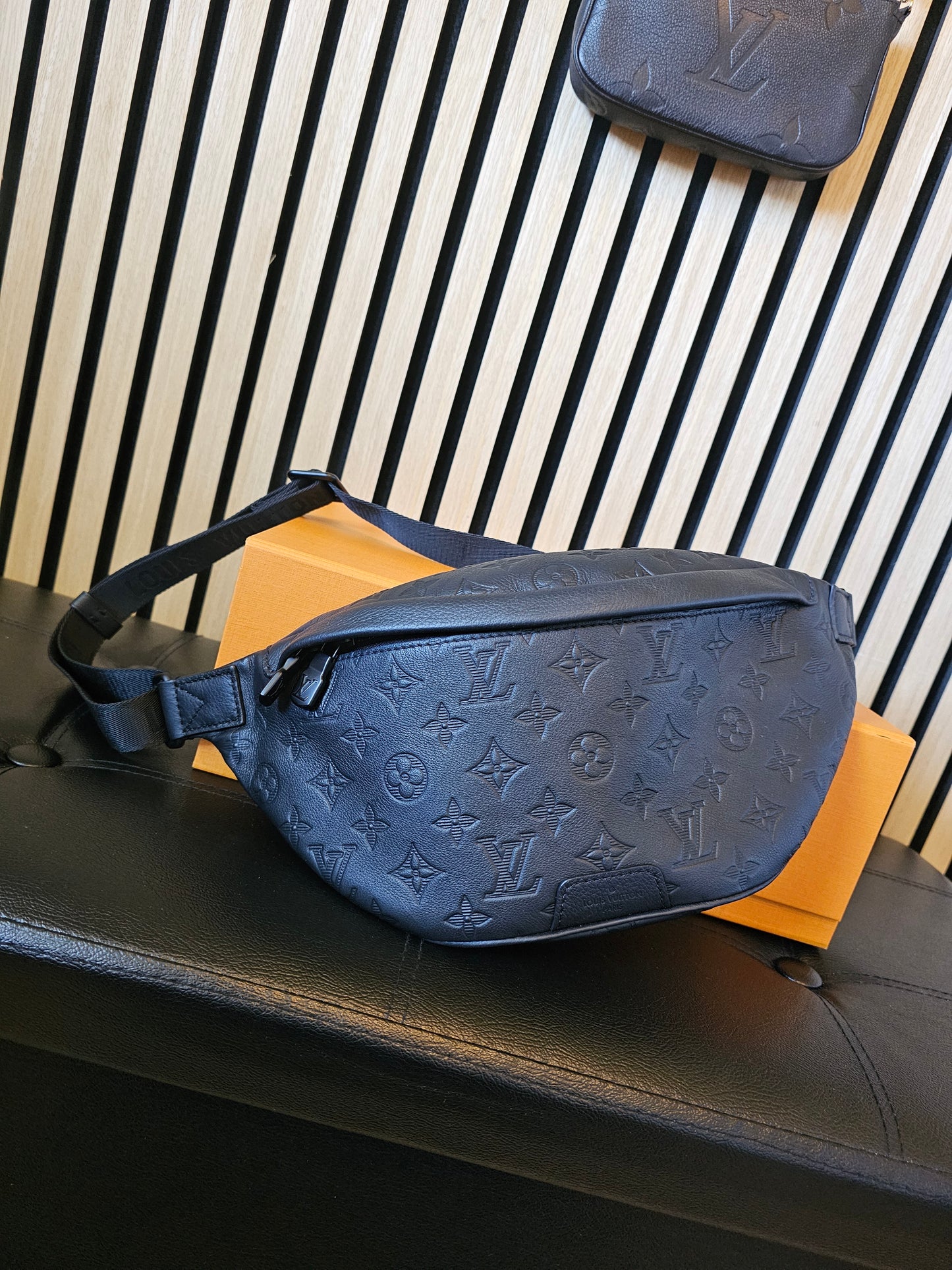 M46036 - Louis Vuitton Bumbag - Discovery PM, Black monogram.
