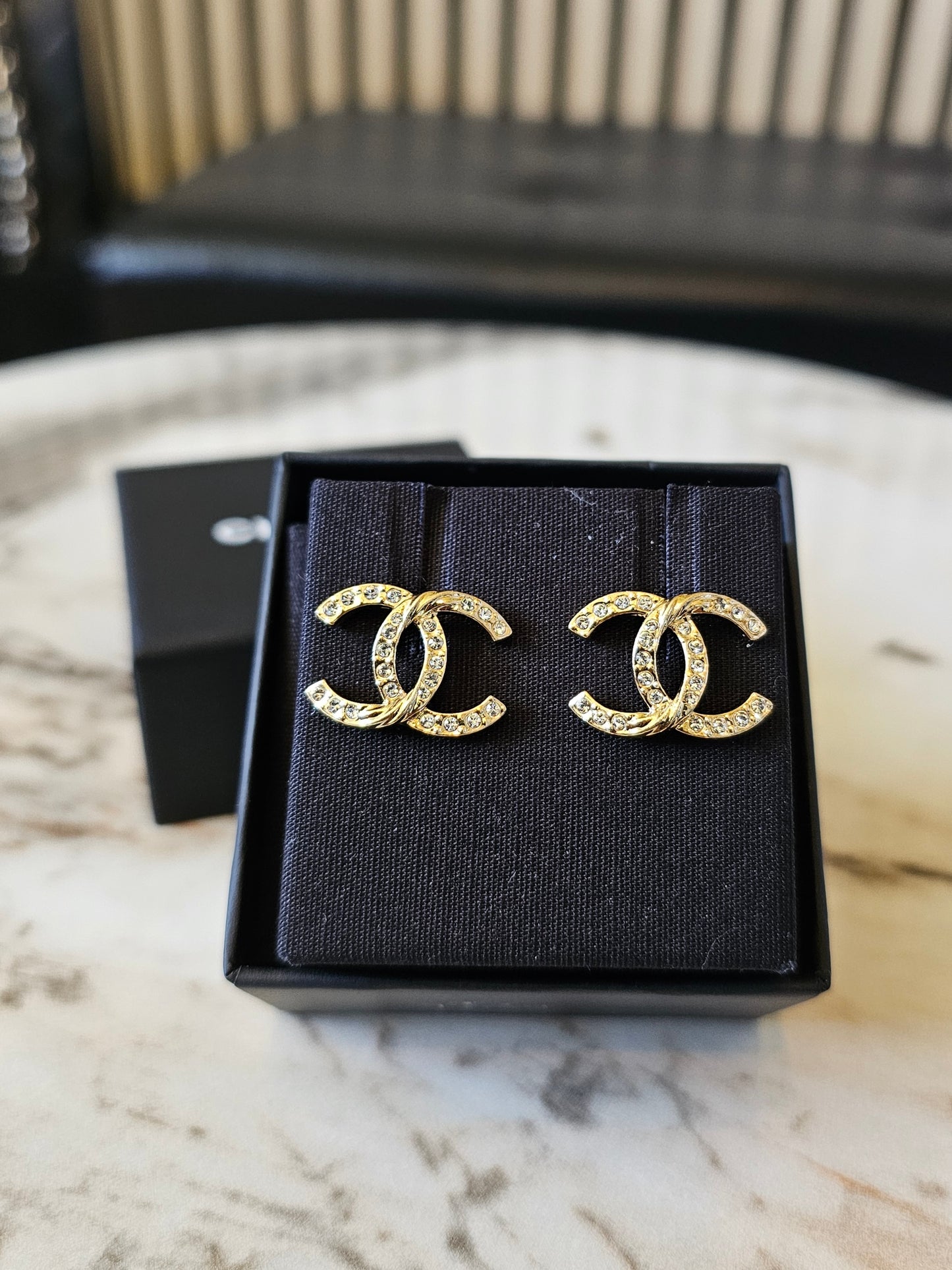 Chanel øreringe, Golden with stones.