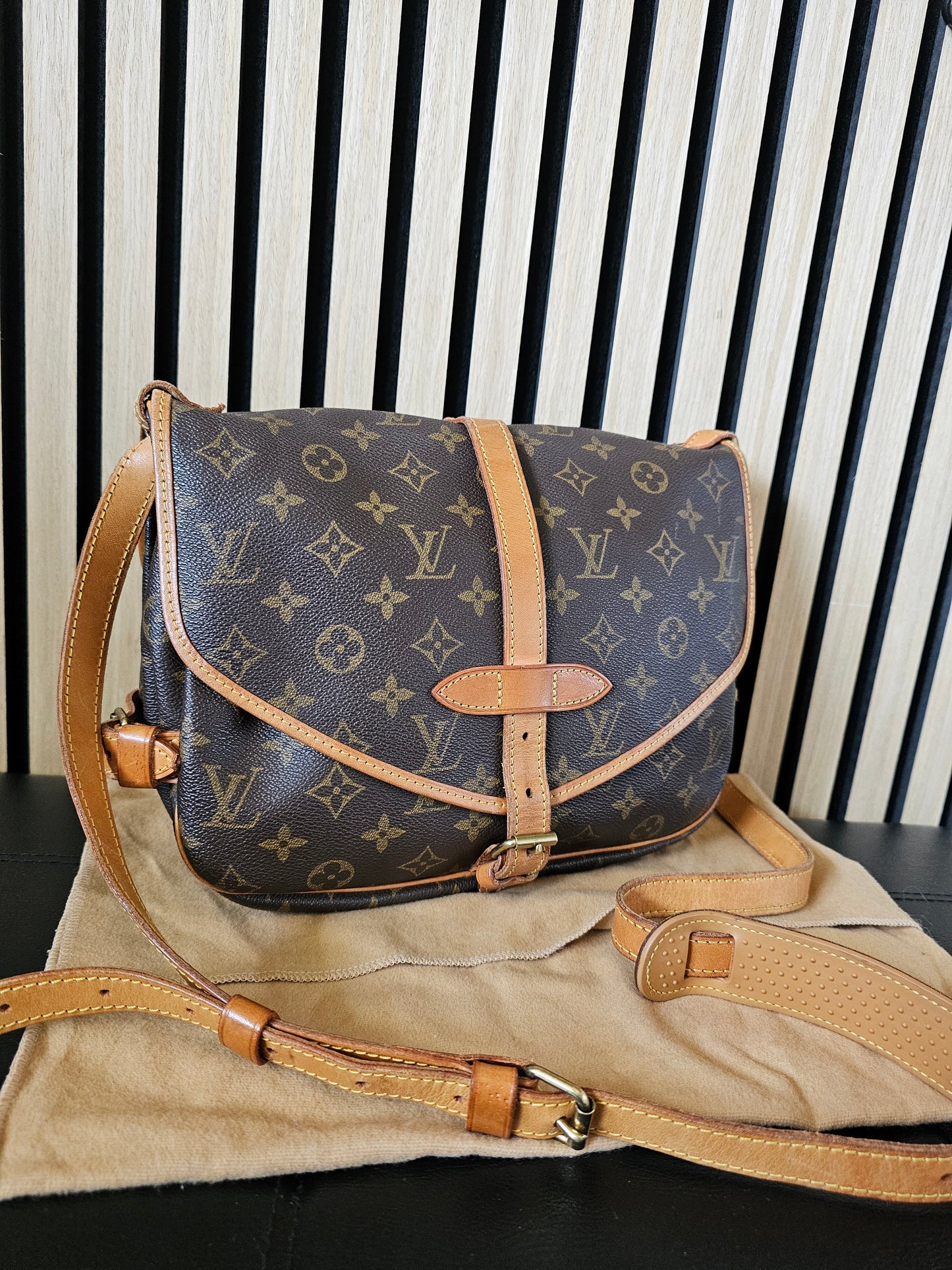 M42256 - Louis Vuitton - Saumur 30 monogram kanvas.