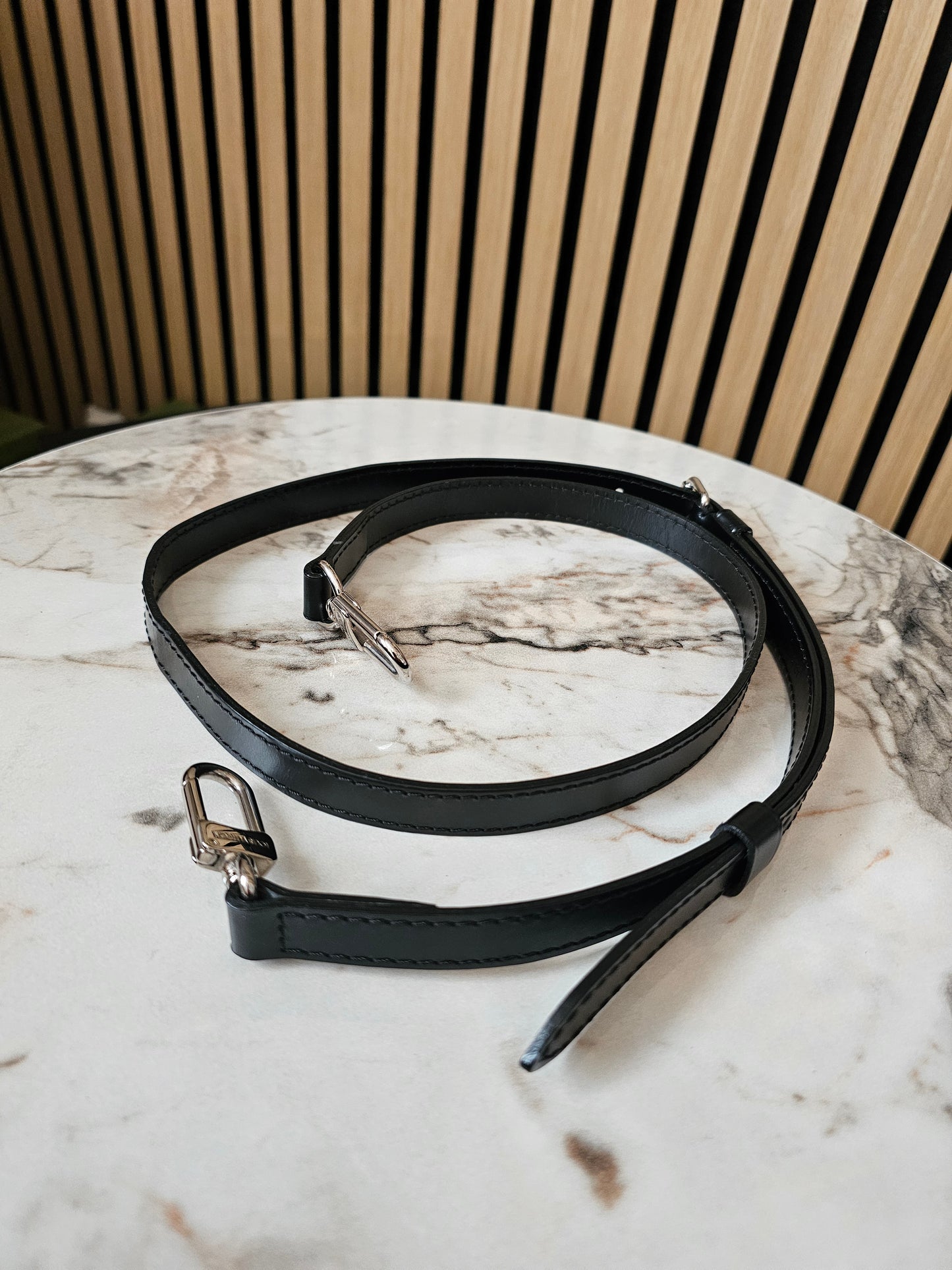 Louis Vuitton taske rem / adjustable bandouliere in black epi leather.