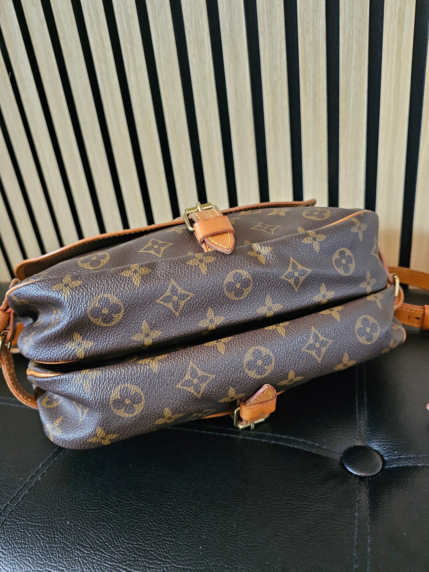 M42256 - Louis Vuitton - Saumur 30 monogram kanvas.