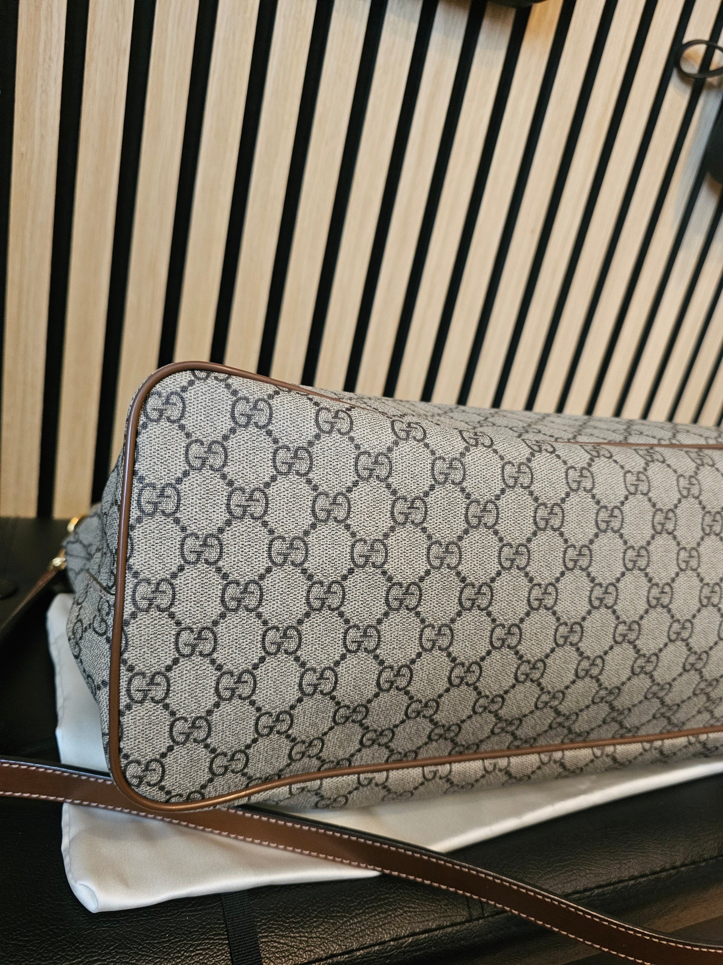 Gucci tote bag with shoulder strap- Supreme GG.