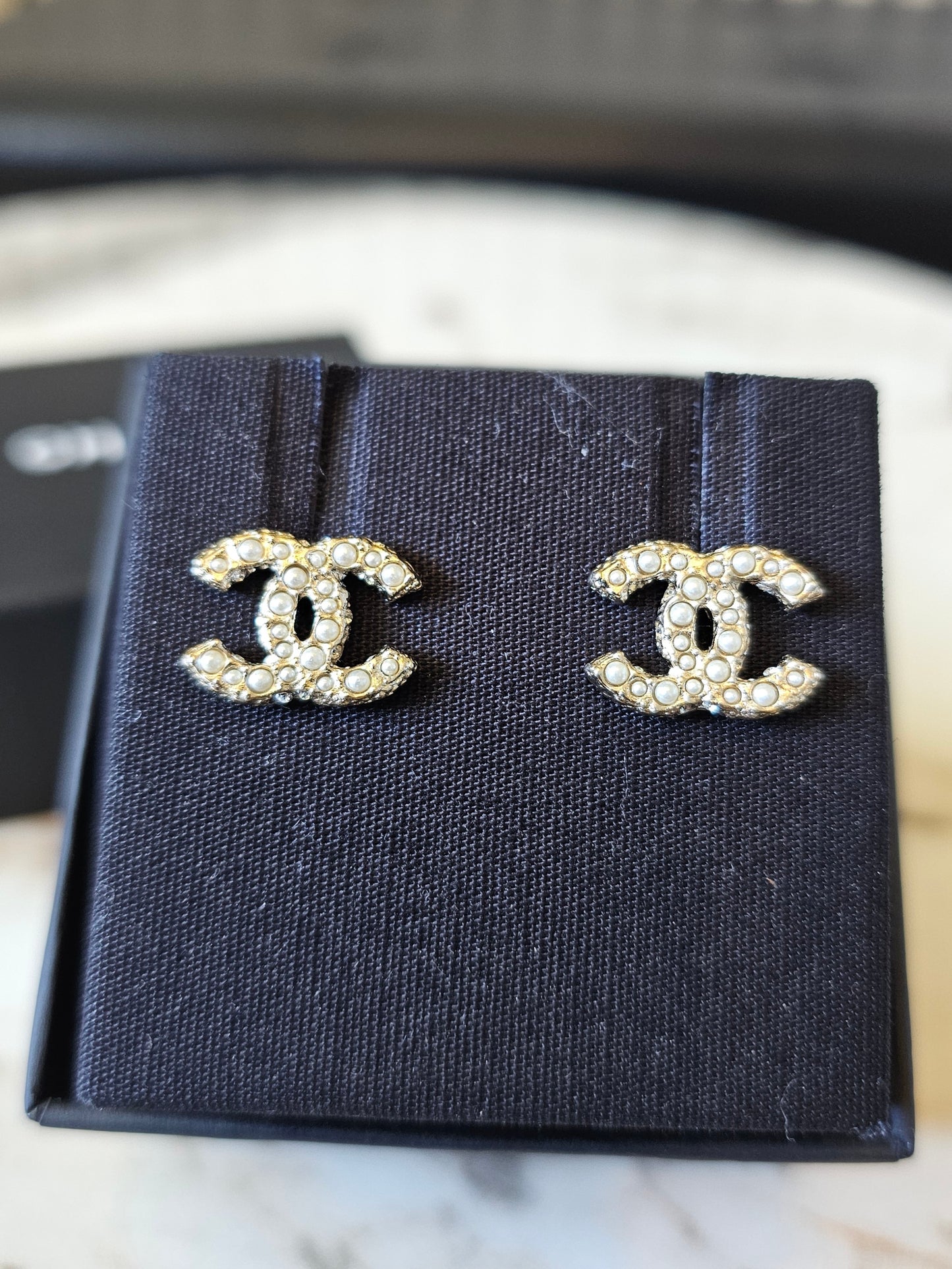 A64766 - Chanel øreringe med perler og sten.