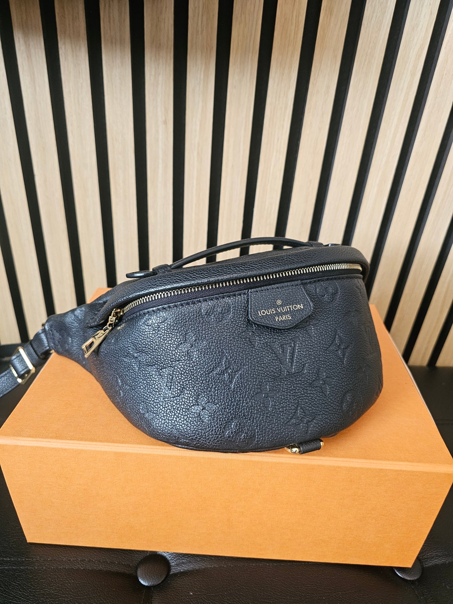 M44812 - Louis Vuitton Bumbag, MNG. Black empreinte leather.