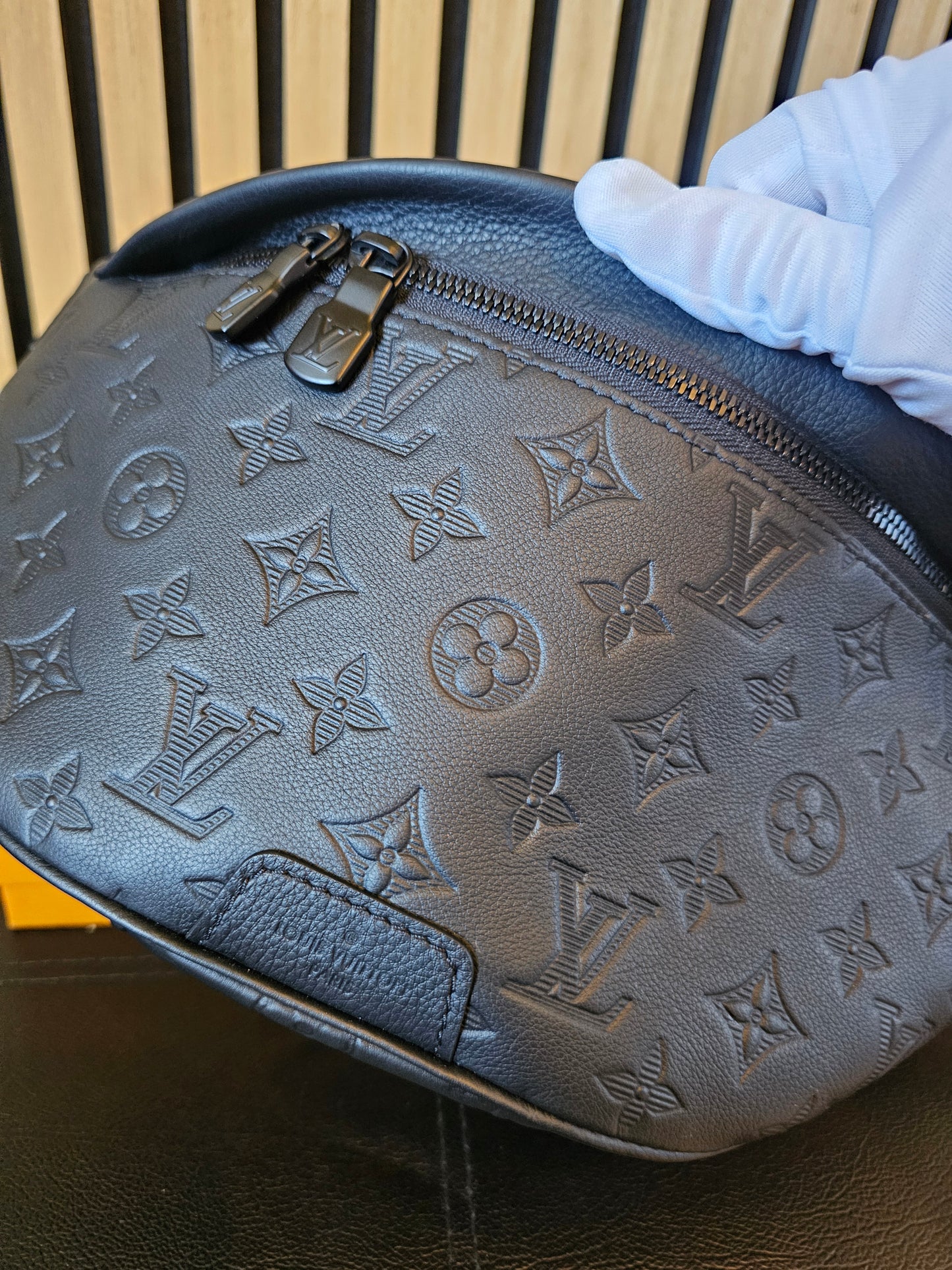M46036 - Louis Vuitton Bumbag - Discovery PM, Black monogram.