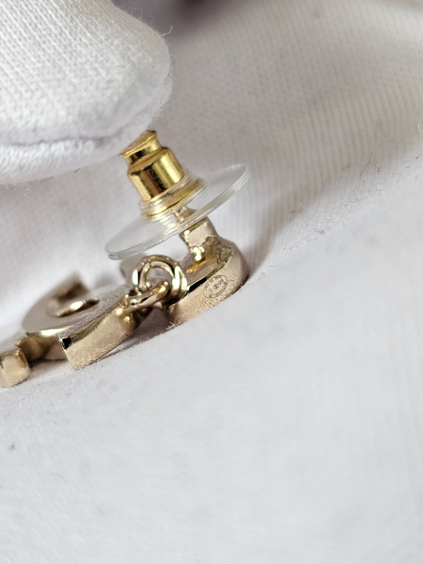 ABC190 Chanel øreringe - Small CC pendant Golden with stones.