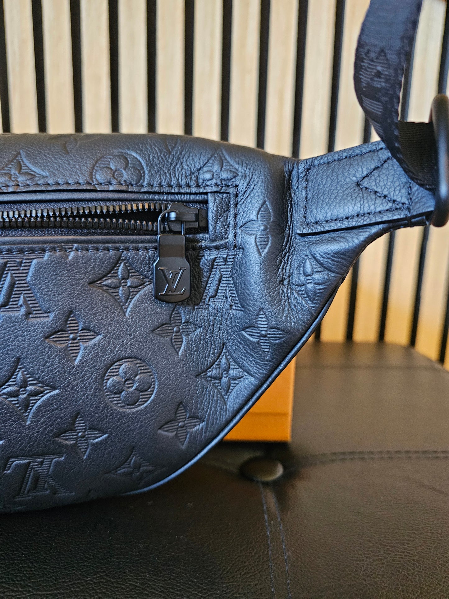 M46036 - Louis Vuitton Bumbag - Discovery PM, Black monogram.