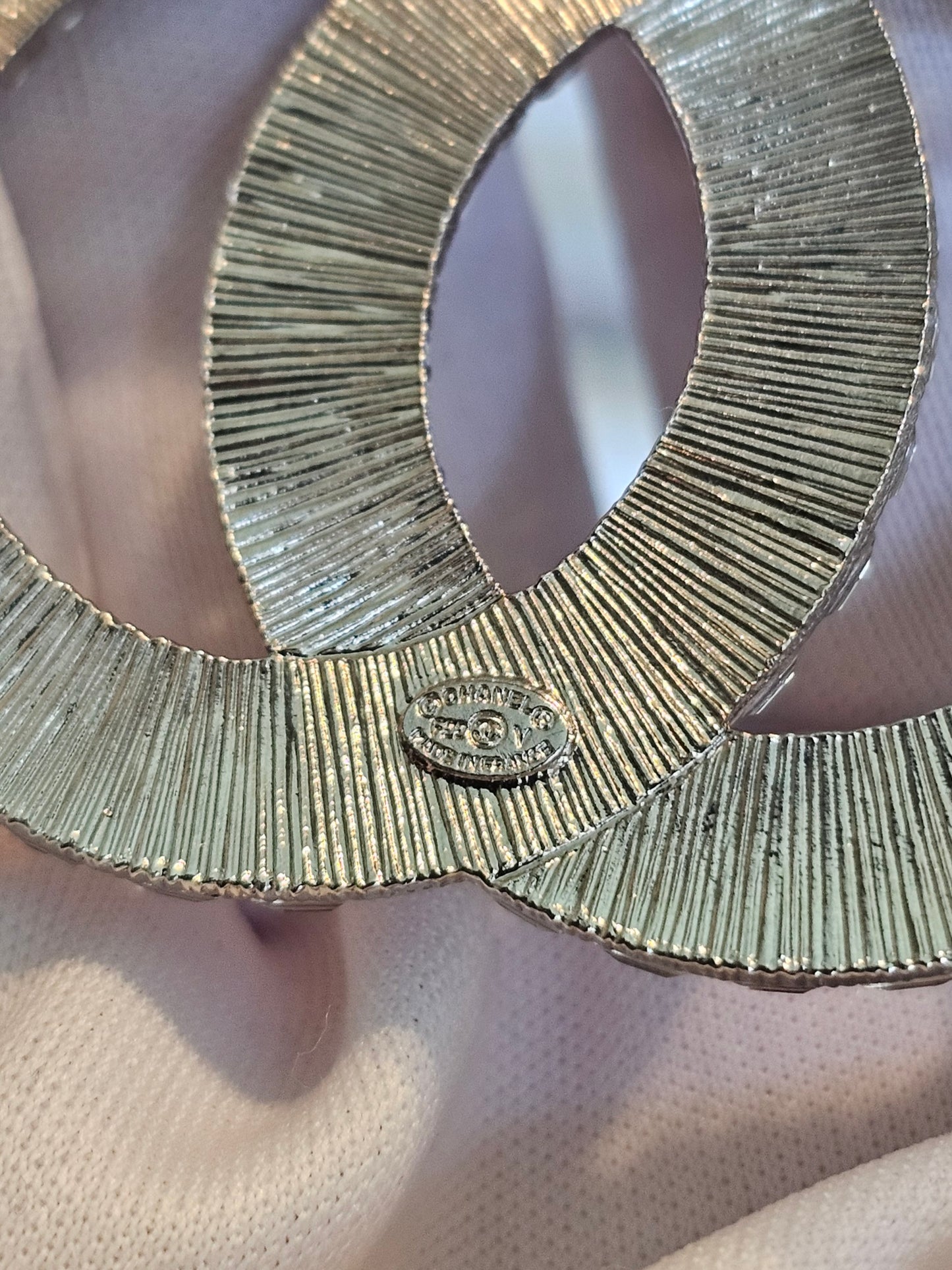 Aba484- Chanel broche, metal/silver with crystals.