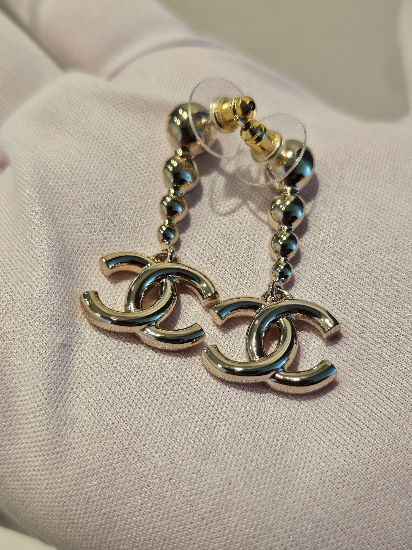 ABE124 Chanel øreringe- CC pendant with stones.