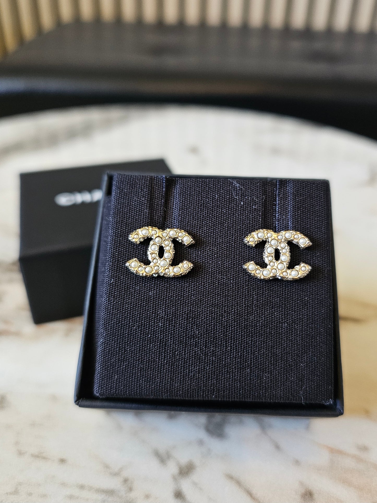 A64766 - Chanel øreringe med perler og sten.