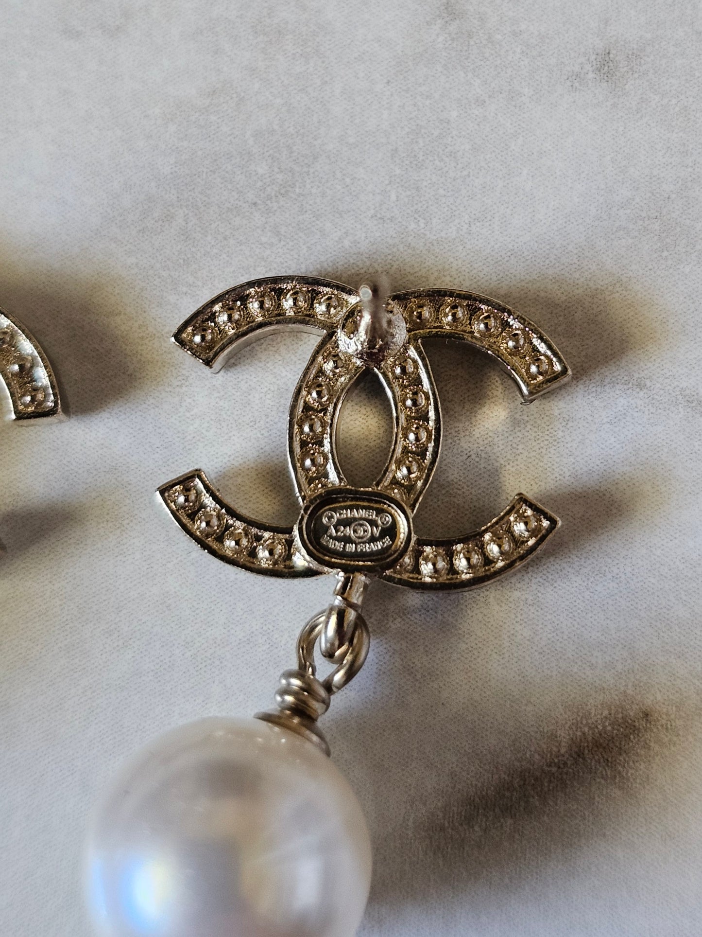 Chanel øreringe- pendant Golden with crystals and pearl.