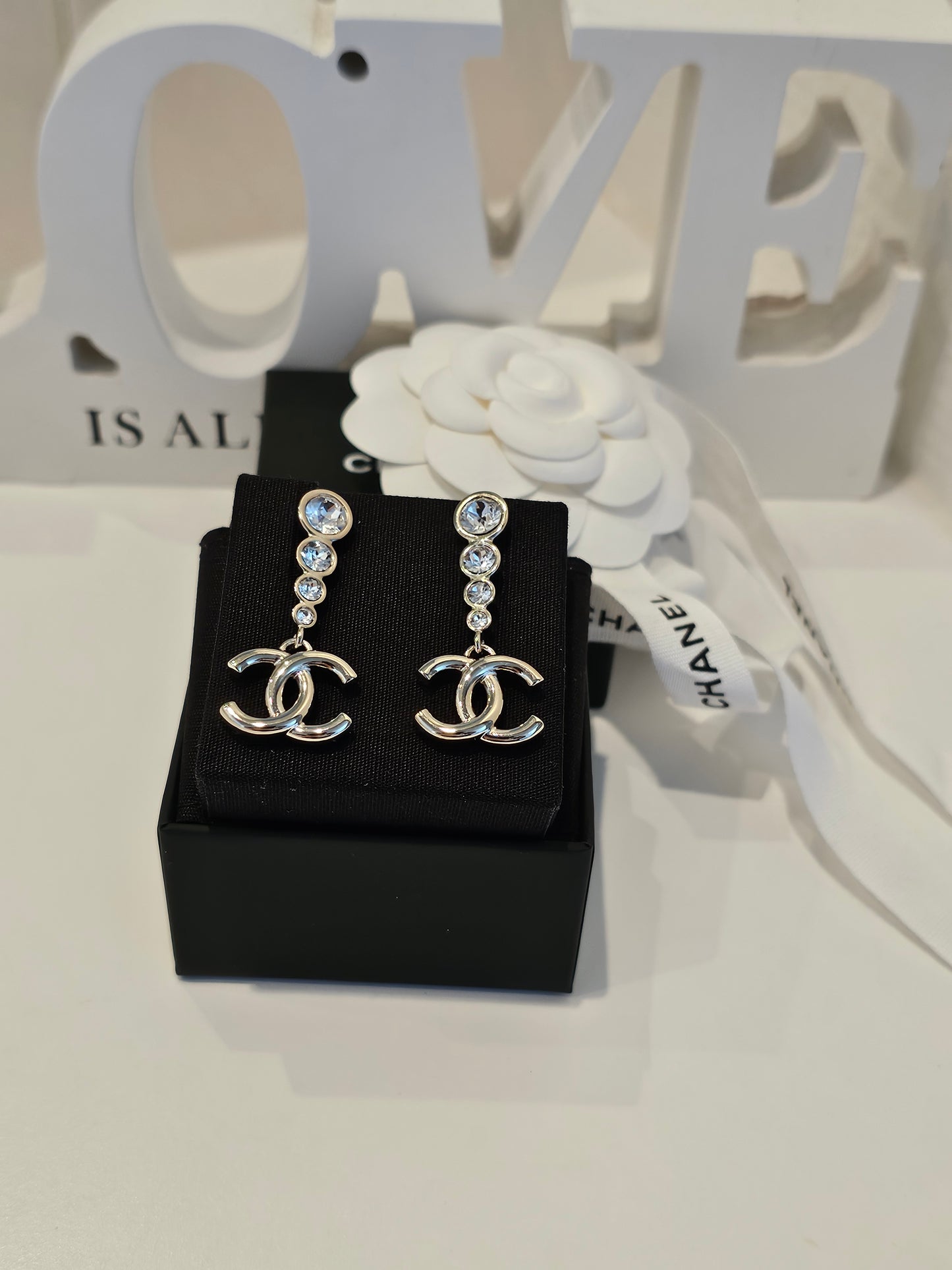 ABE124 Chanel øreringe- CC pendant with stones.