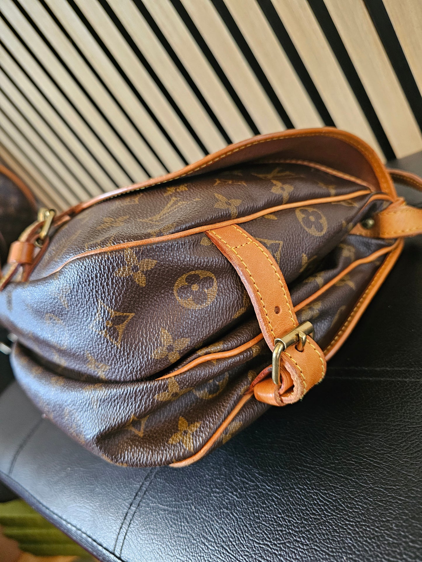 M42256 - Louis Vuitton - Saumur 30 monogram kanvas.
