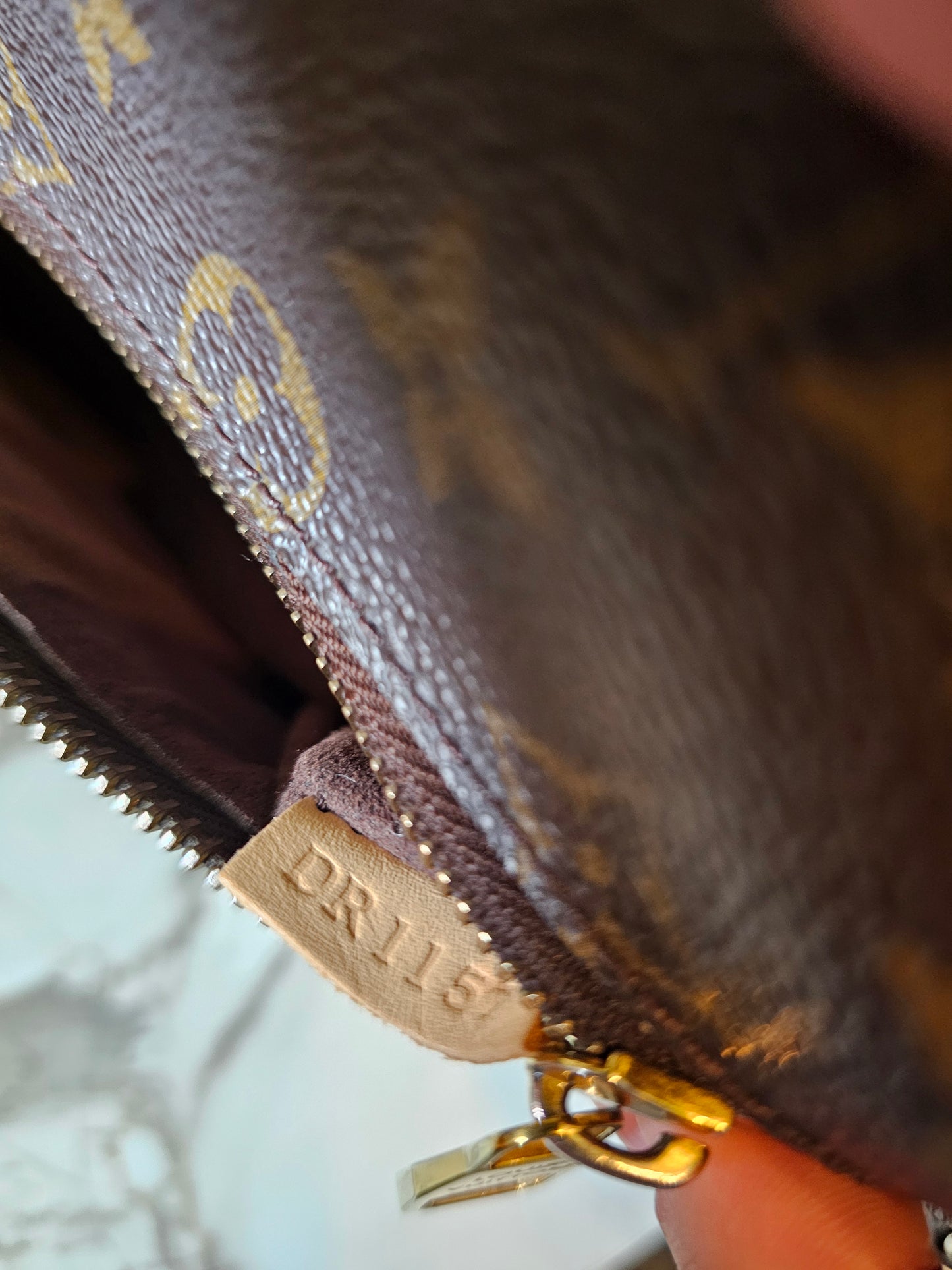 M44875- Louis Vuitton pochette Metis, MNG. Kanvas.