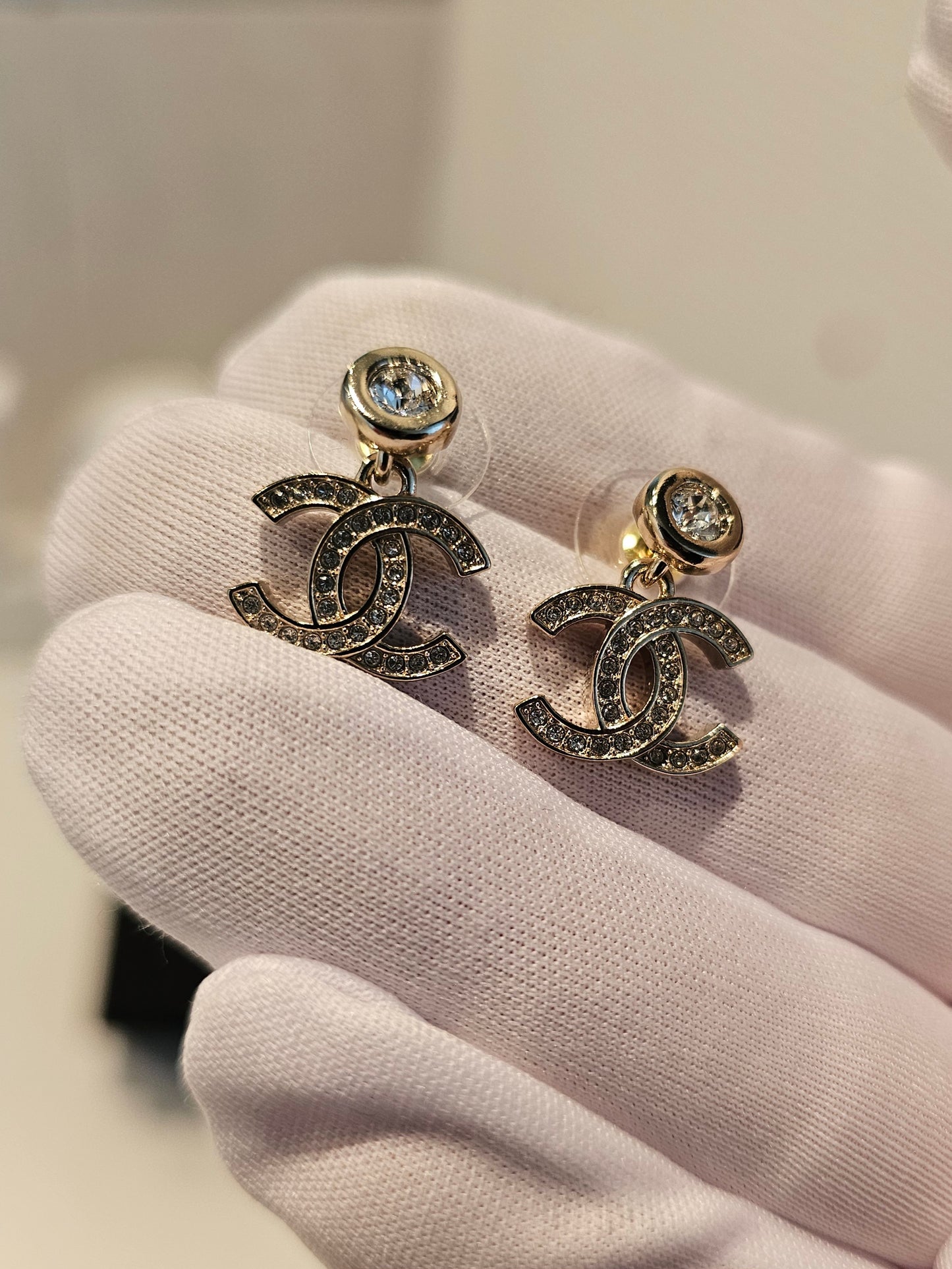 ABC190 Chanel øreringe - Small CC pendant Golden with stones.
