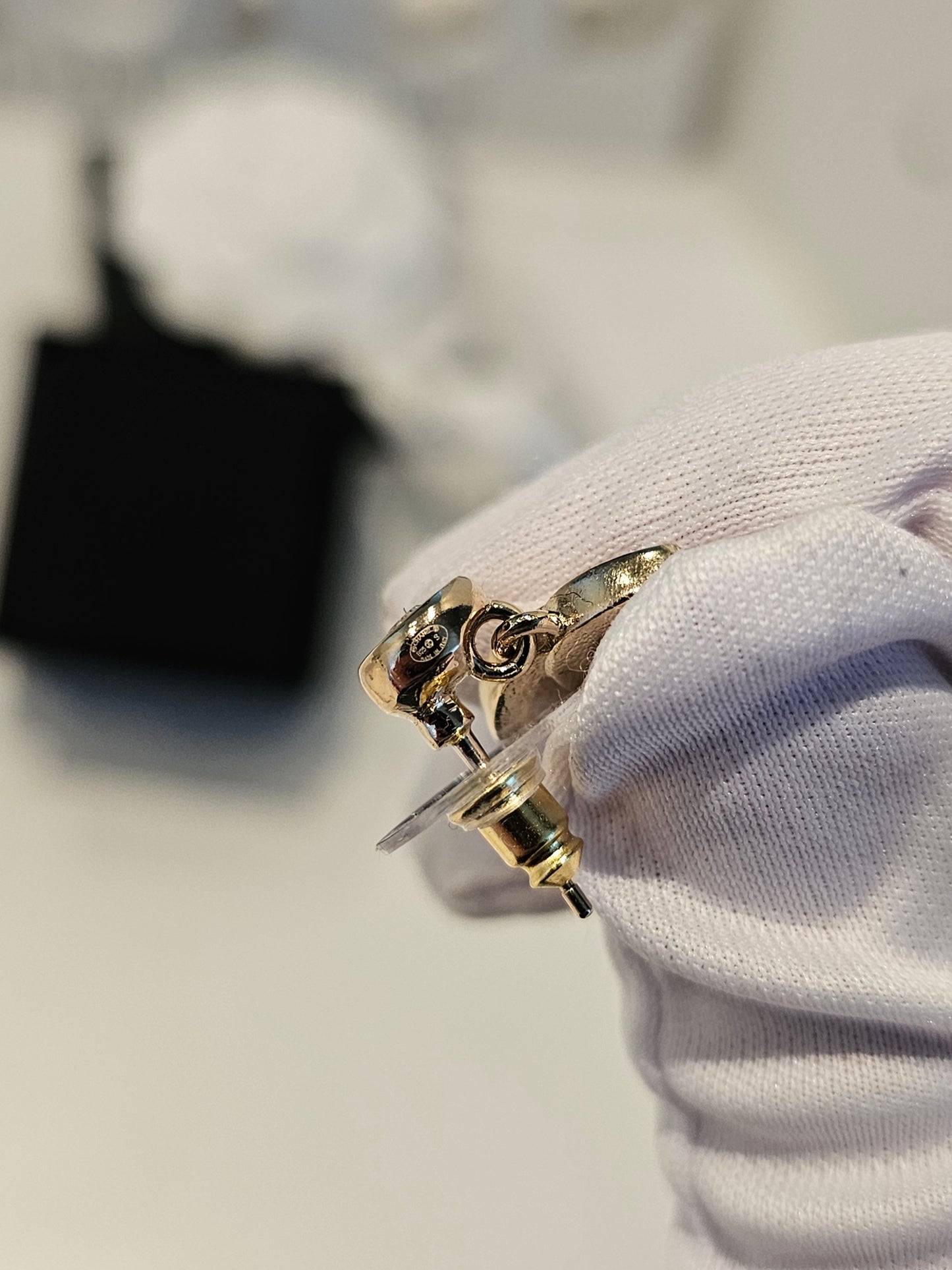 ABC190 Chanel øreringe - Small CC pendant Golden with stones.