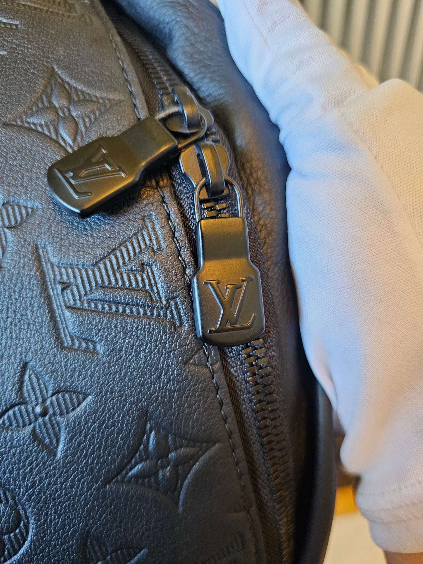 M46036 - Louis Vuitton Bumbag - Discovery PM, Black monogram.