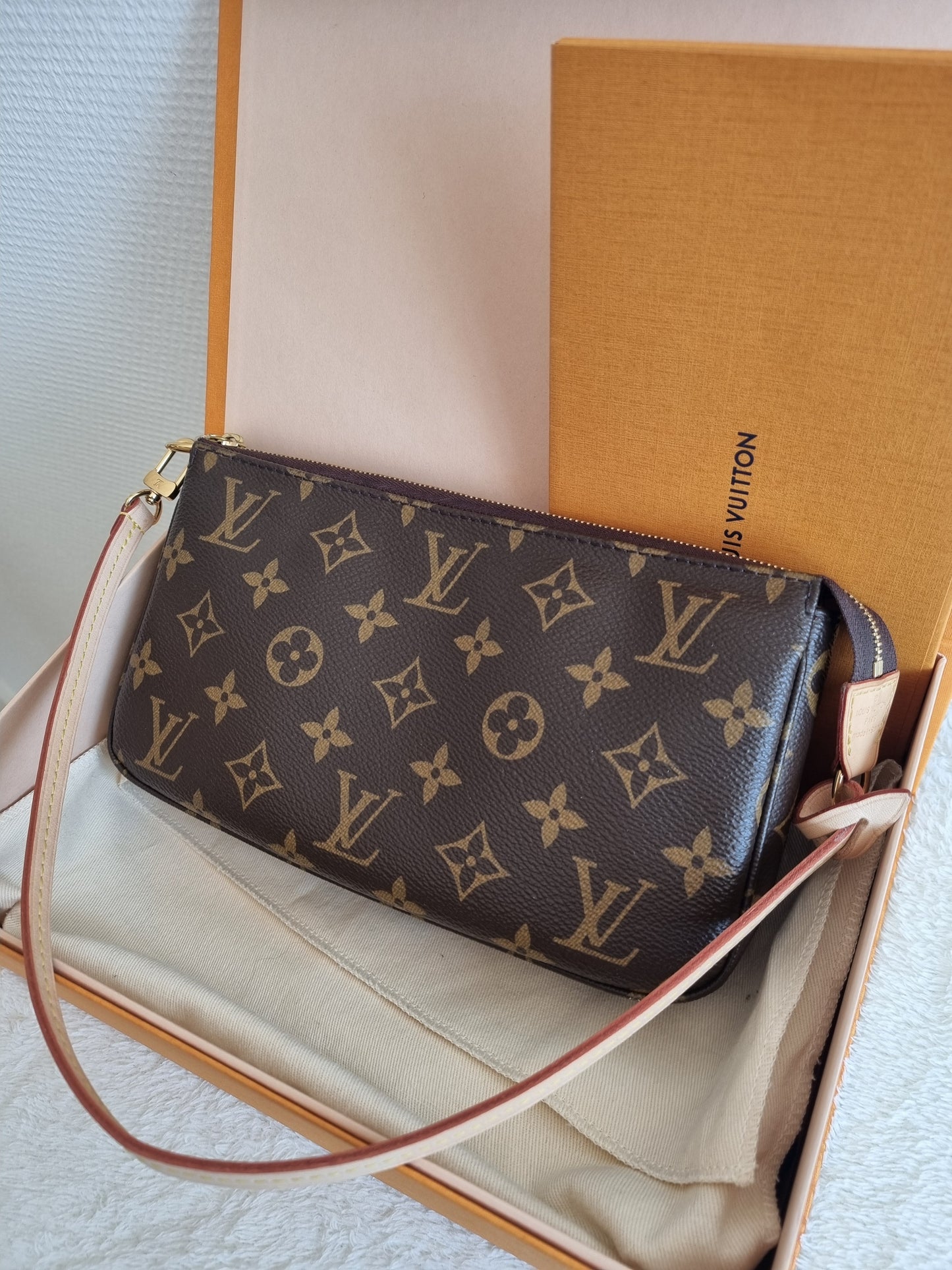 Louis vuitton pochette accesories NM I monogram kanvas.