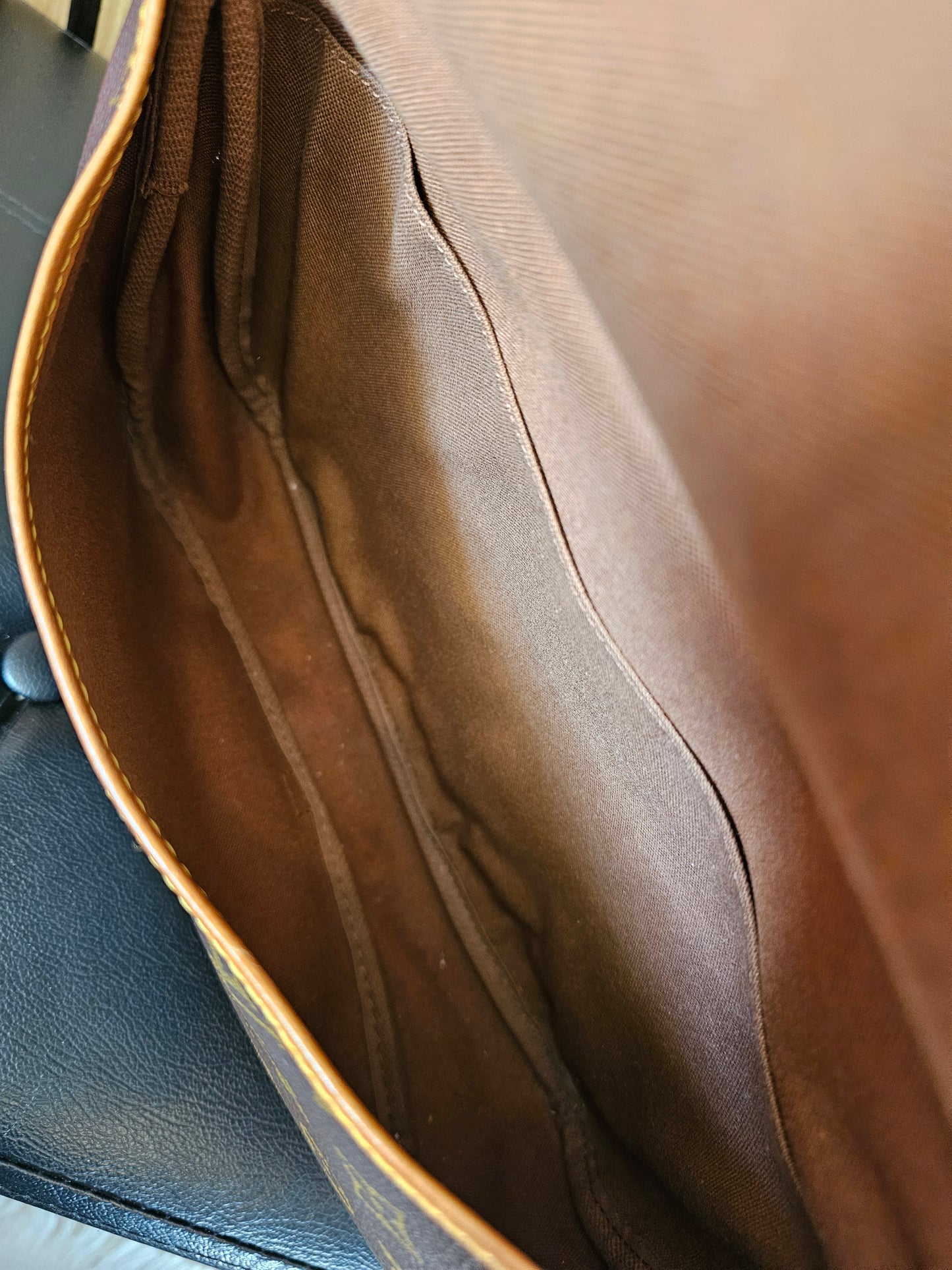 M42256 - Louis Vuitton - Saumur 30 monogram kanvas.