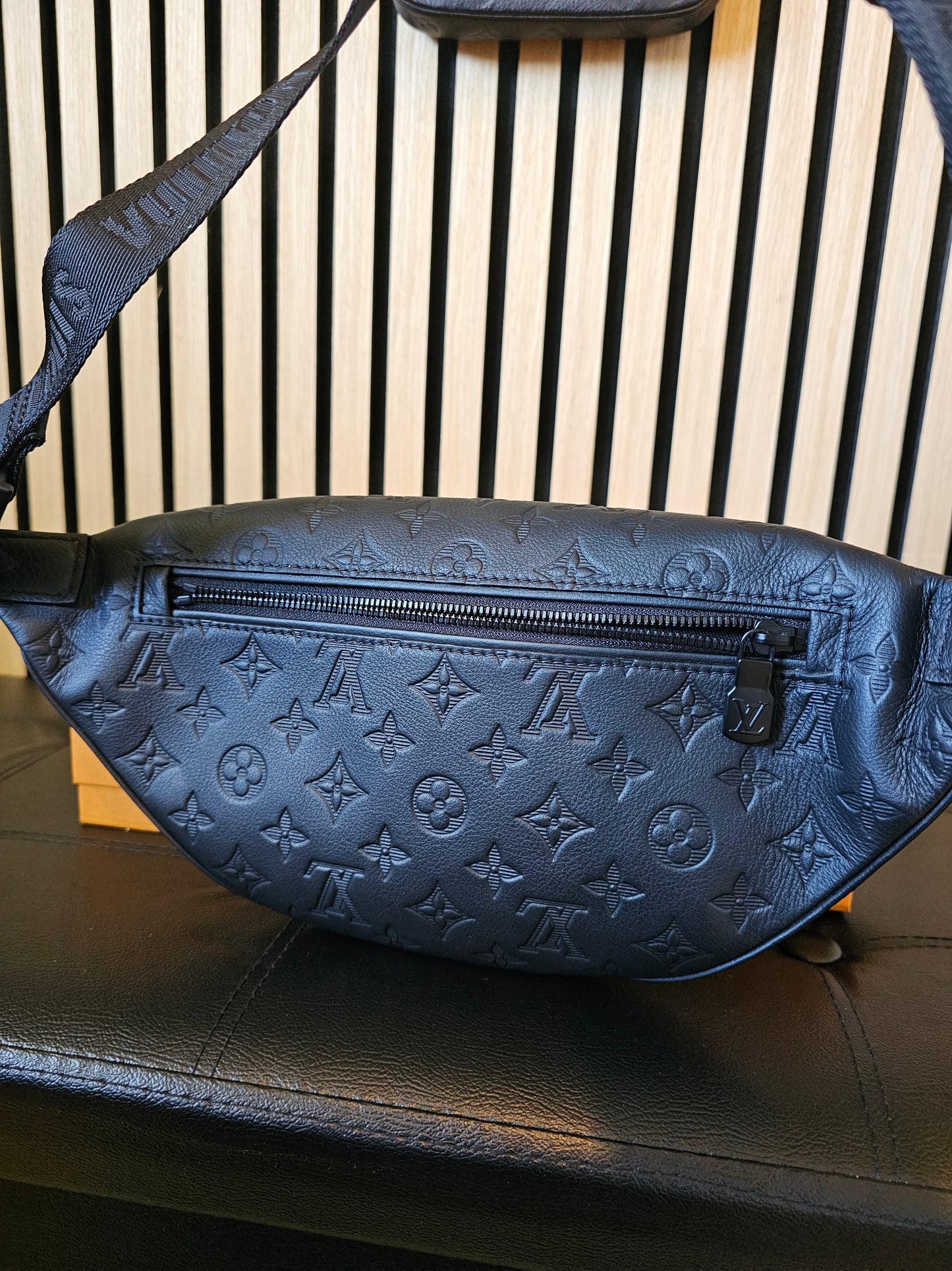 M46036 - Louis Vuitton Bumbag - Discovery PM, Black monogram.