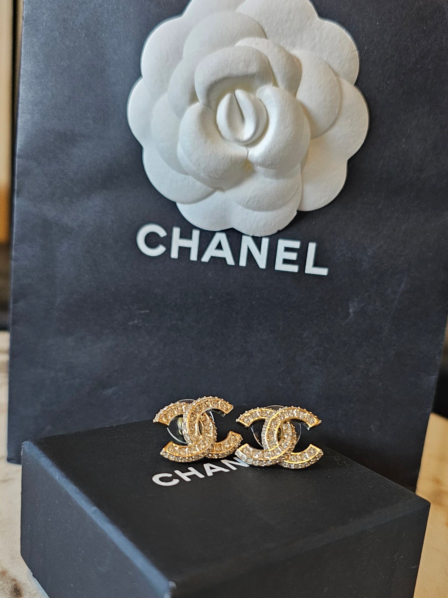 Chanel medium cc earrings in golden with crystals.