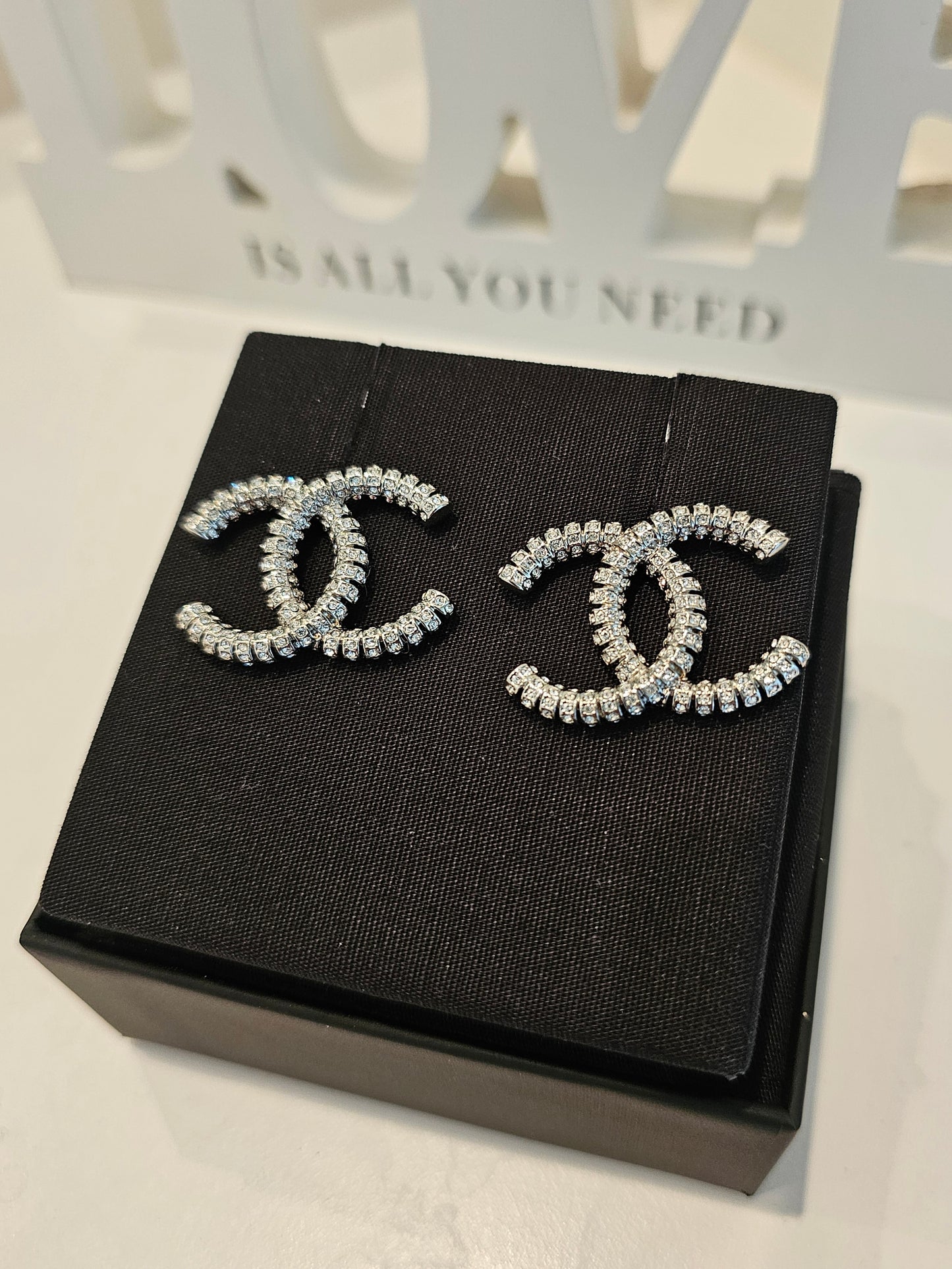 ABA538 Chanel øreringe - XL CC earrings silver with crystals.