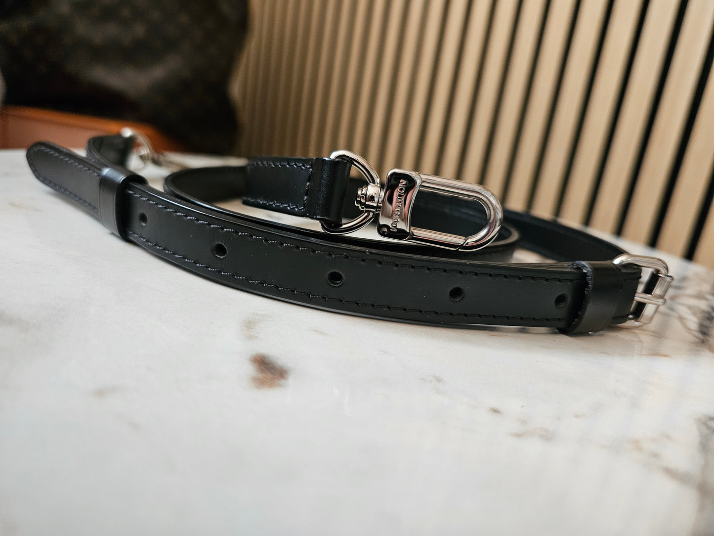 Louis Vuitton taske rem / adjustable bandouliere in black epi leather.