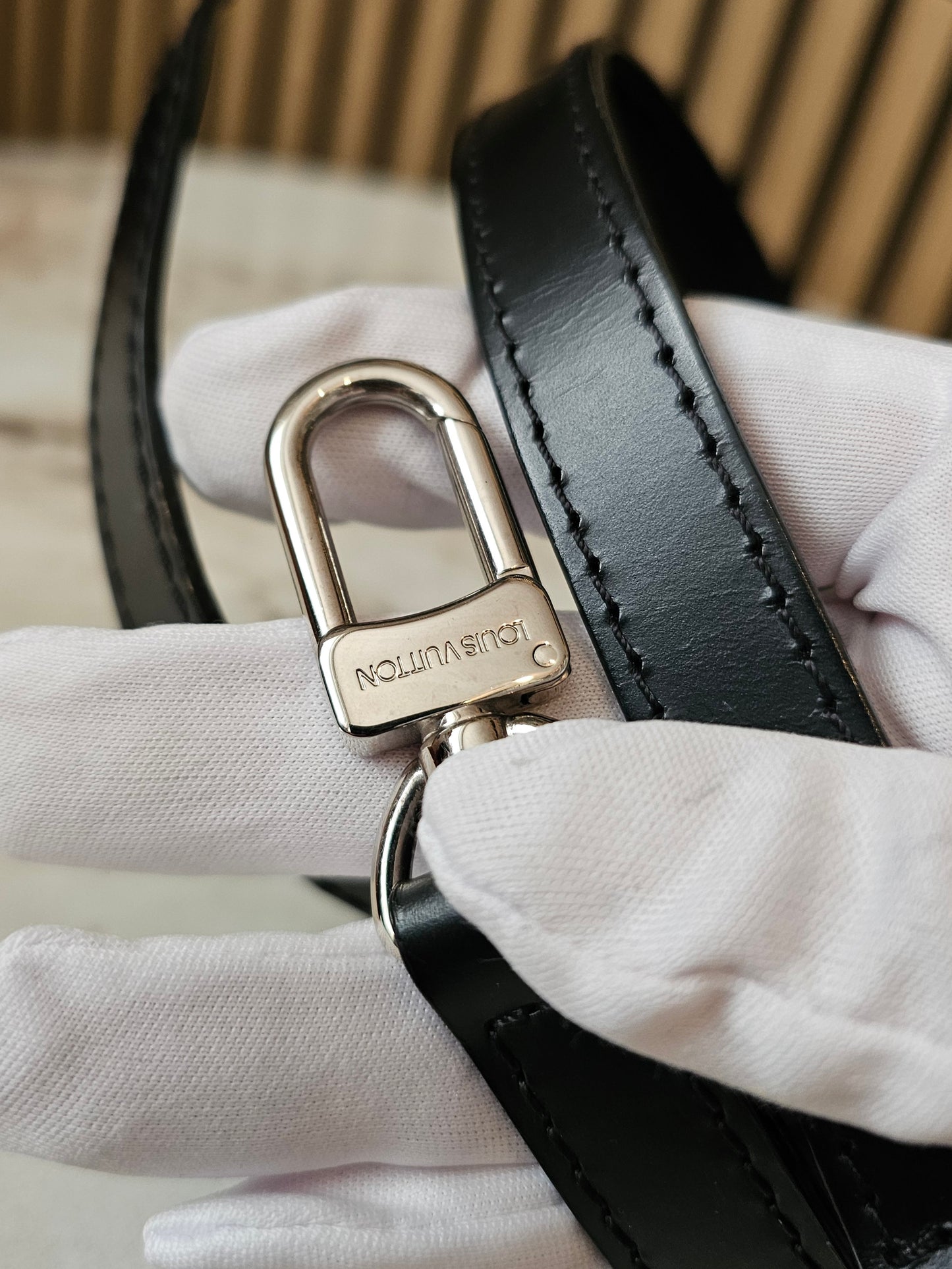 Louis Vuitton taske rem / adjustable bandouliere in black epi leather.