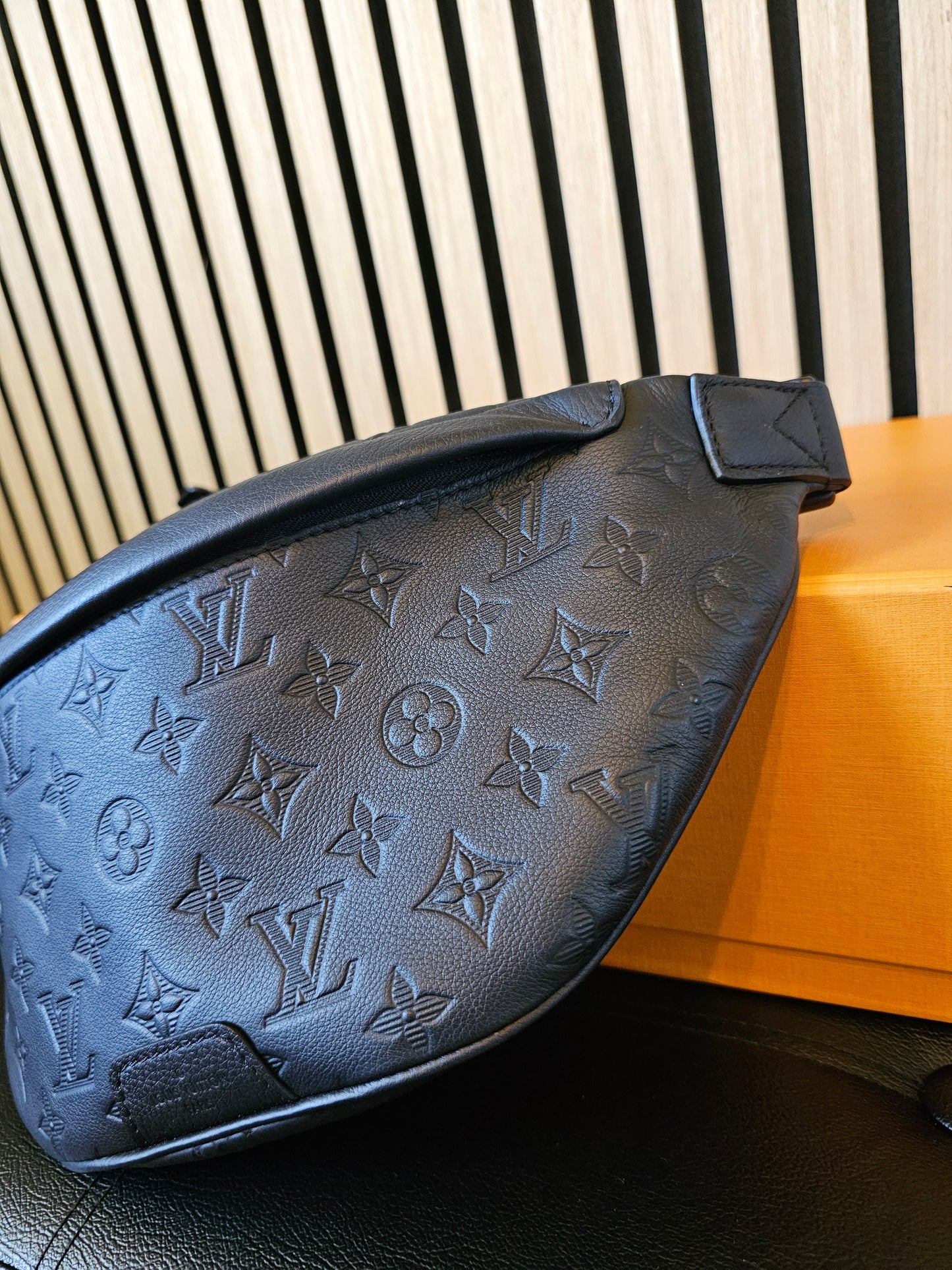 M46036 - Louis Vuitton Bumbag - Discovery PM, Black monogram.