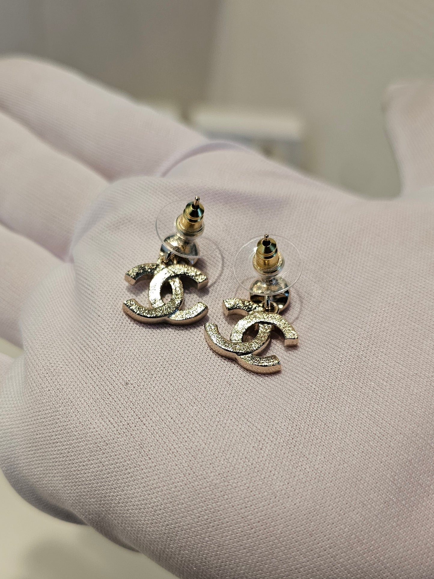 ABC190 Chanel øreringe - Small CC pendant Golden with stones.