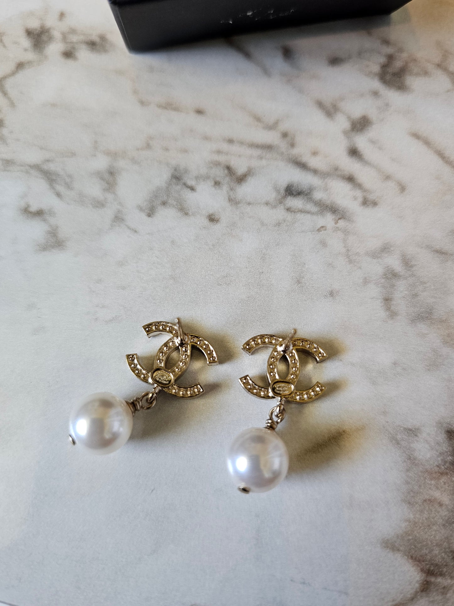 Chanel øreringe- pendant Golden with crystals and pearl.