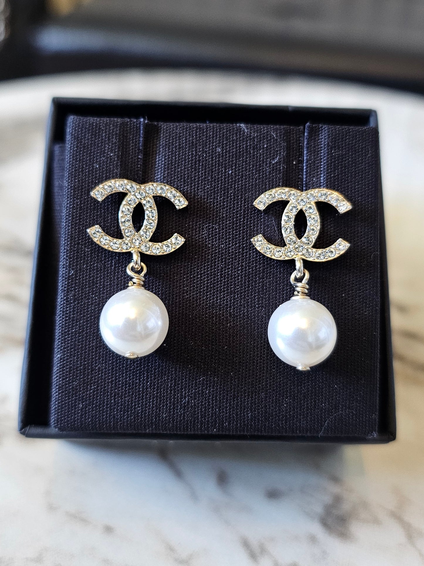 Chanel øreringe- pendant Golden with crystals and pearl.
